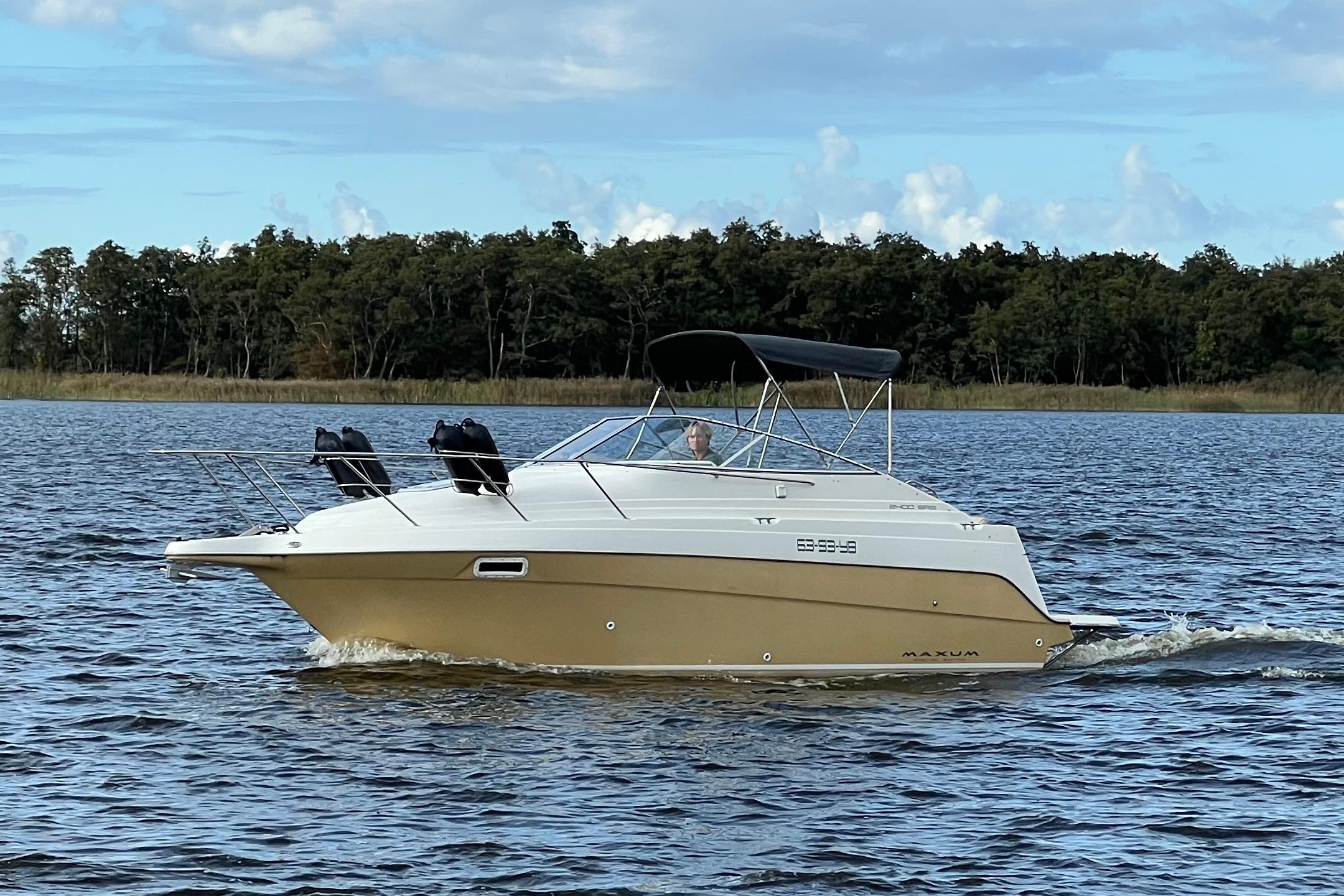 Maxum 2400 SCR