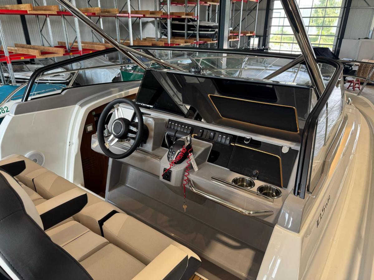 Jeanneau Cap Camarat 10.5 WA S2 op voorraad. Dit schip is aanwezig op de yamaha stand van hiswa te water 2026.
