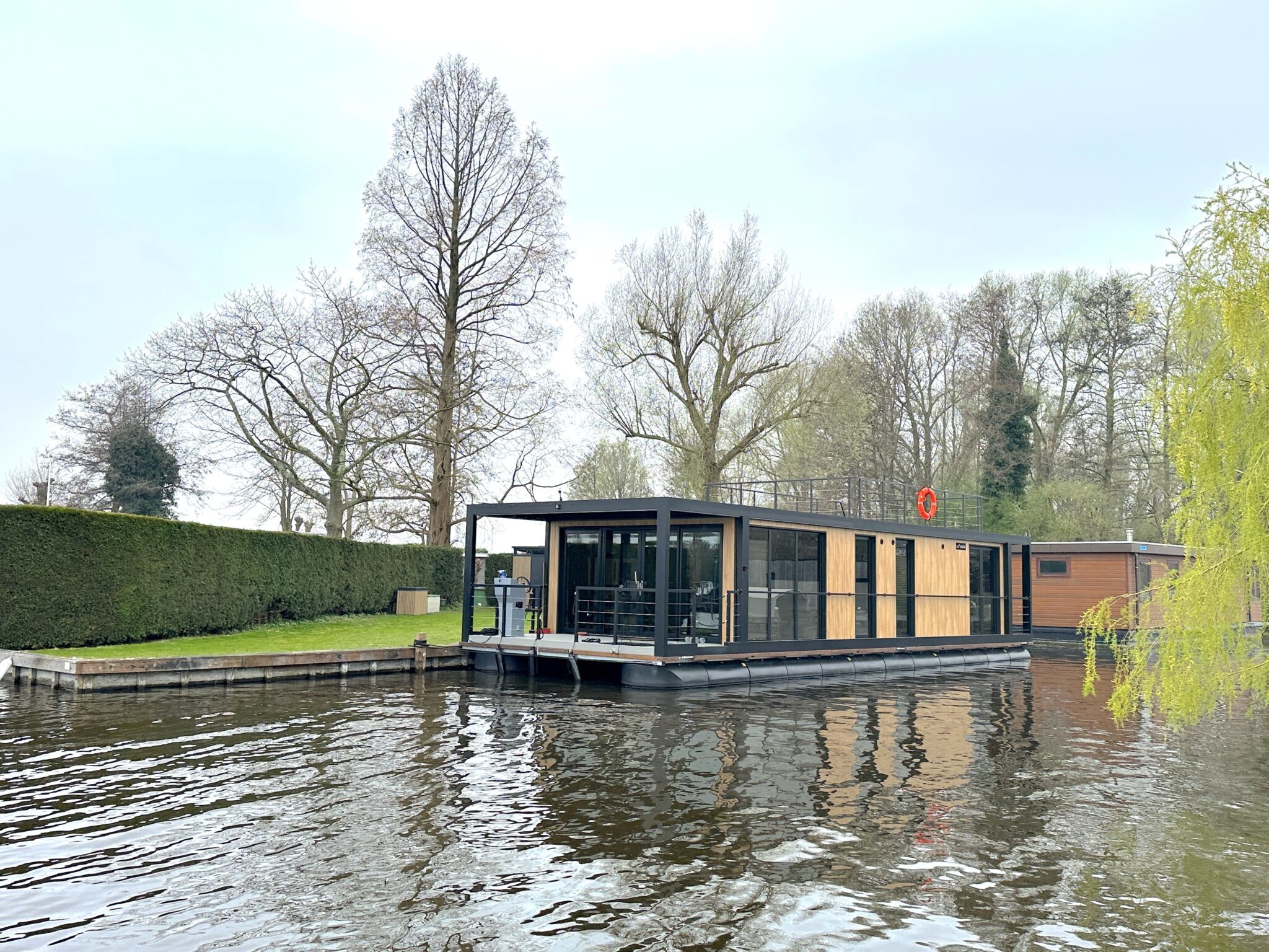 La Mare Houseboat Modern 15