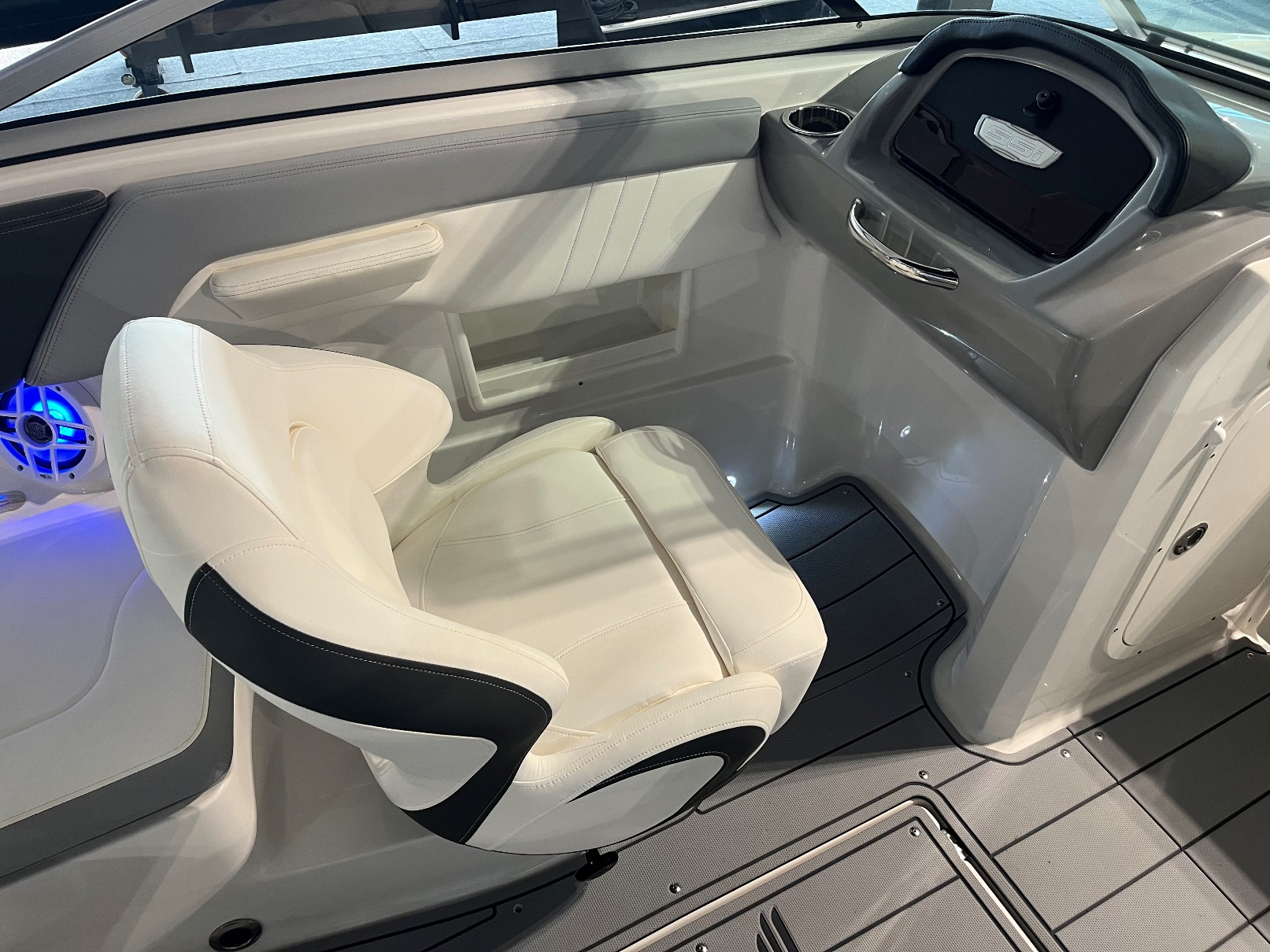 Chaparral AANBIEDING SHOW -  23 SSI met Mercruiser 300 pk uit bouwjaar 2024!