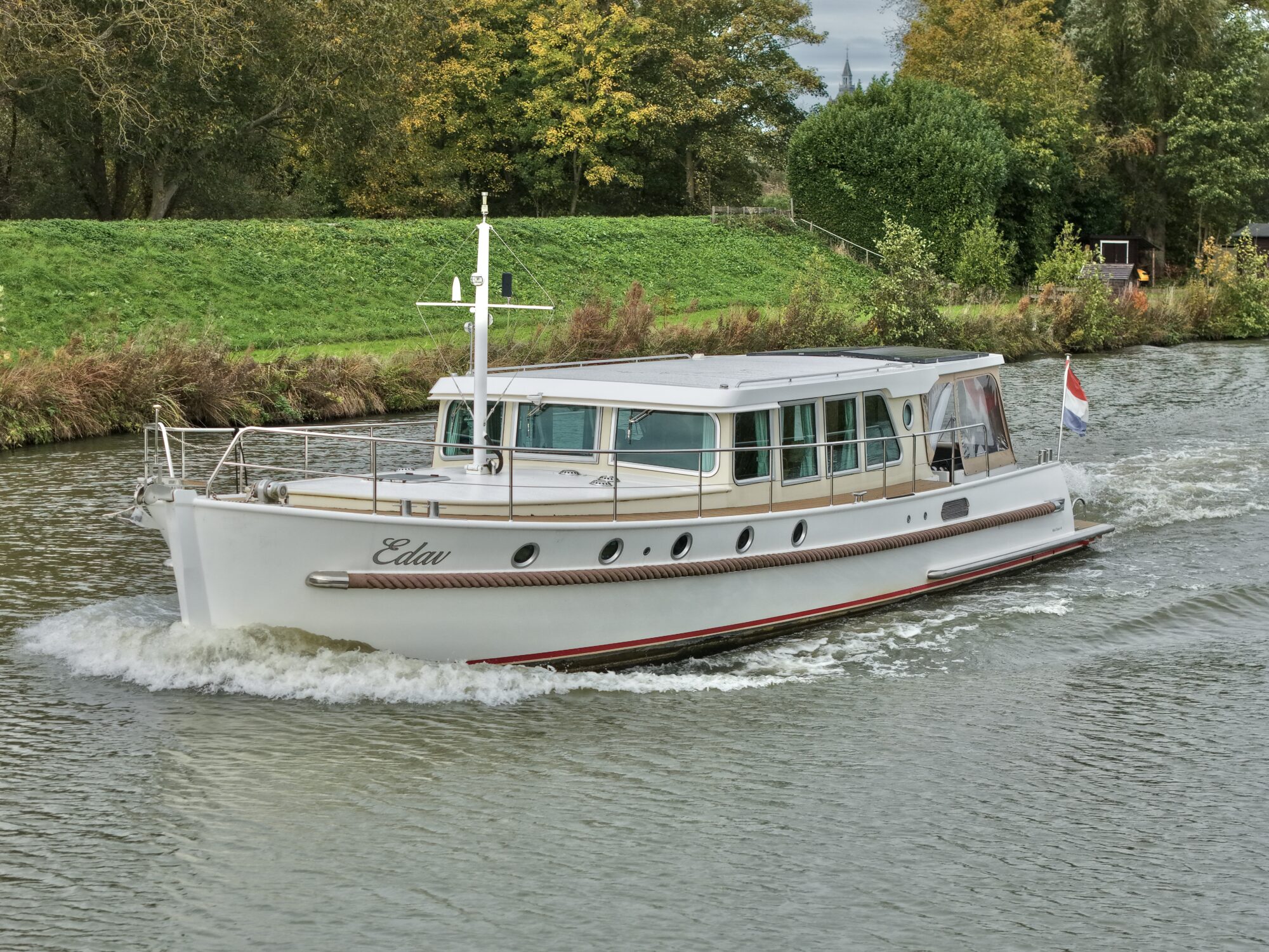 Serious Yachts Gently Low Bridge 45 Sedan