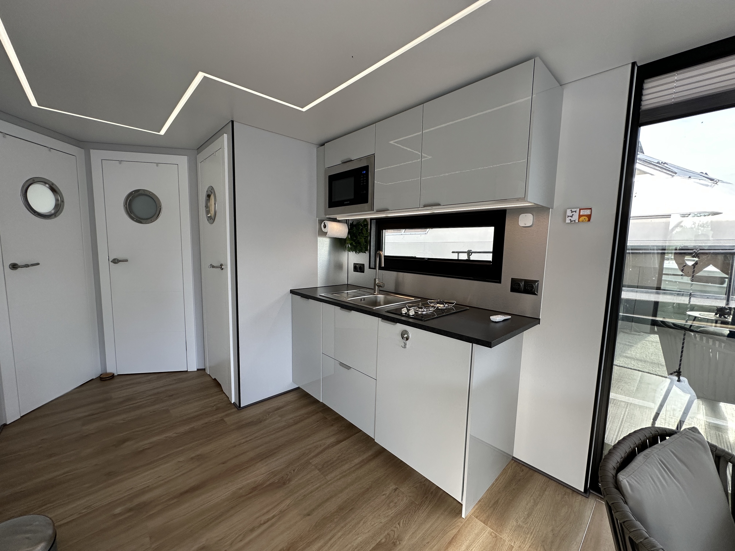 La Mare Houseboat Modern 12