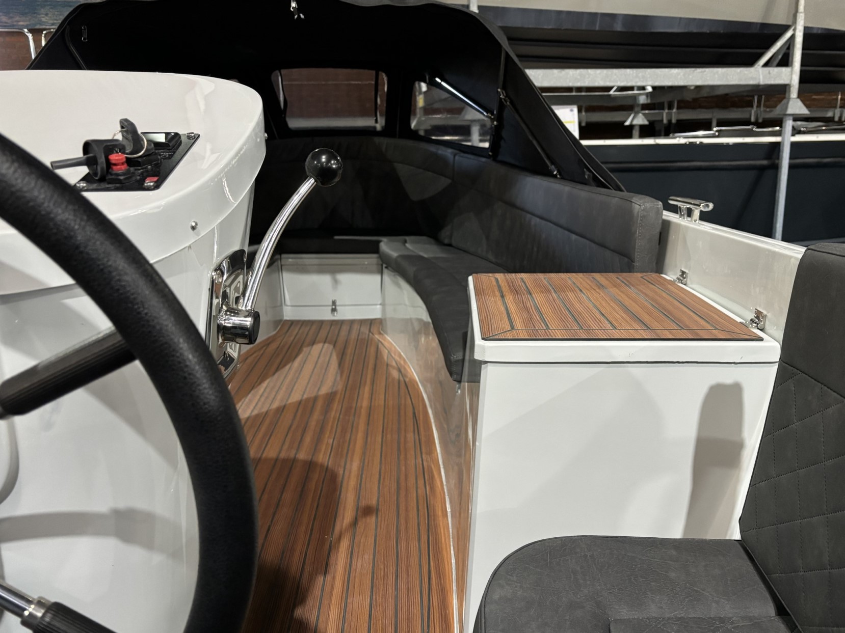 Maxima Boats 650 Flying Lounge in RAL kleur 7038 - op voorraad