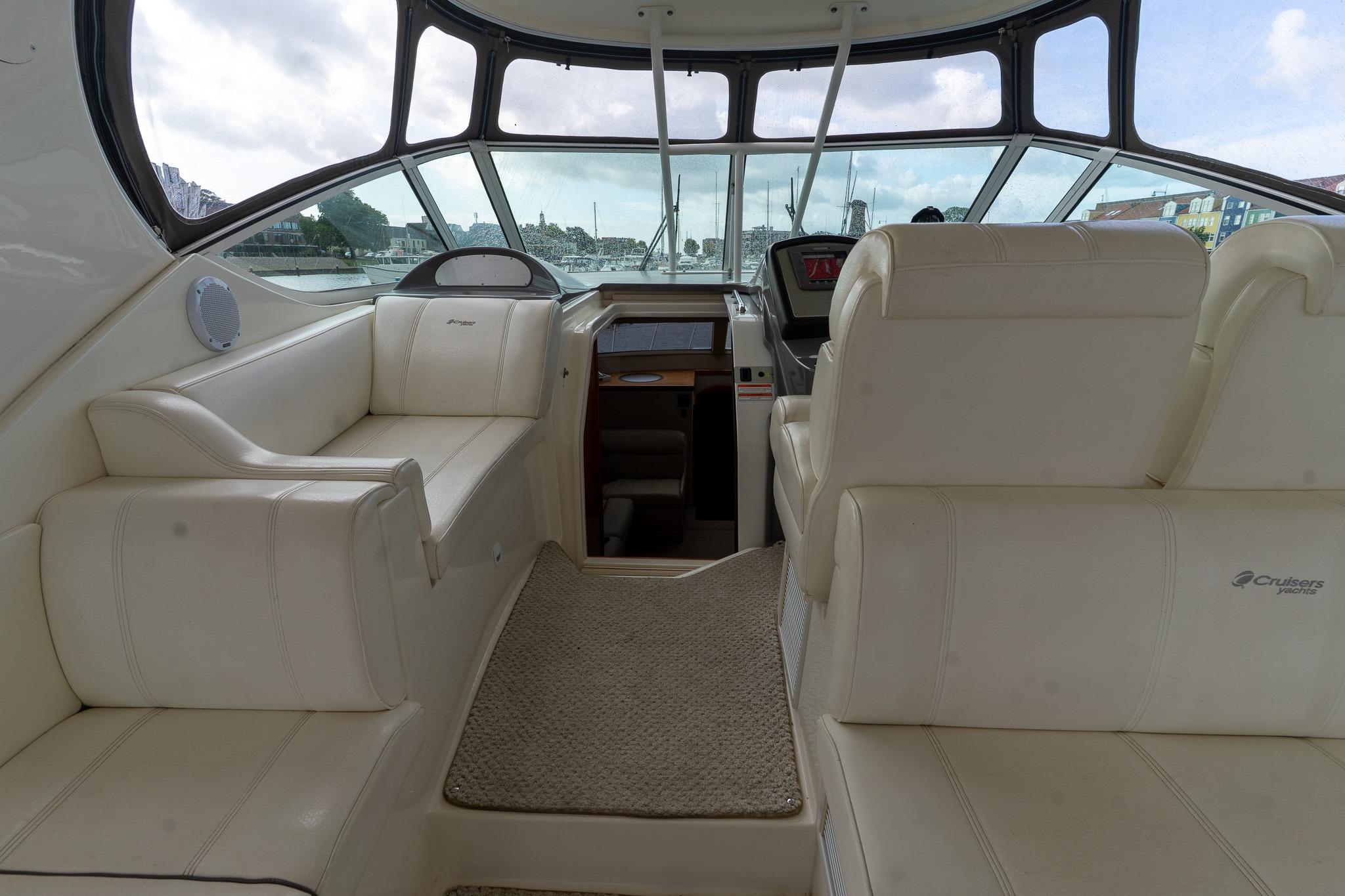 Cruisers Yachts 415 Express Motoryacht