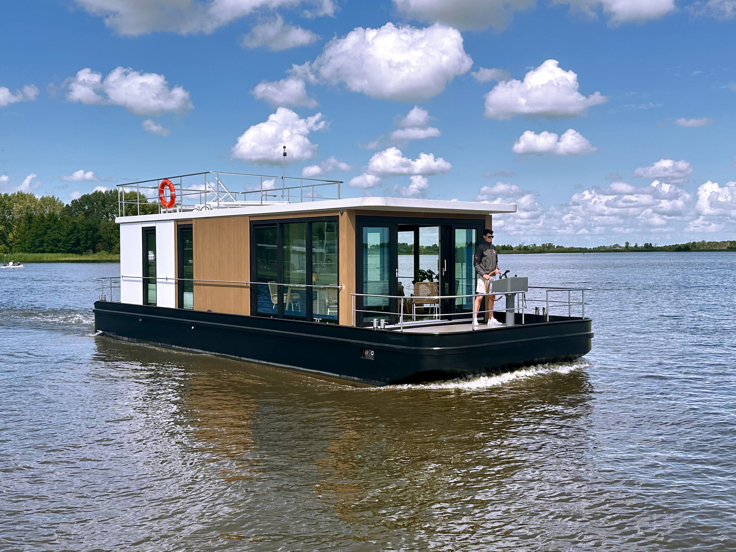 HOMESHIP Lotus Navigator 14 Houseboat HOMESHIP Lotus Navigator 14 Houseboat