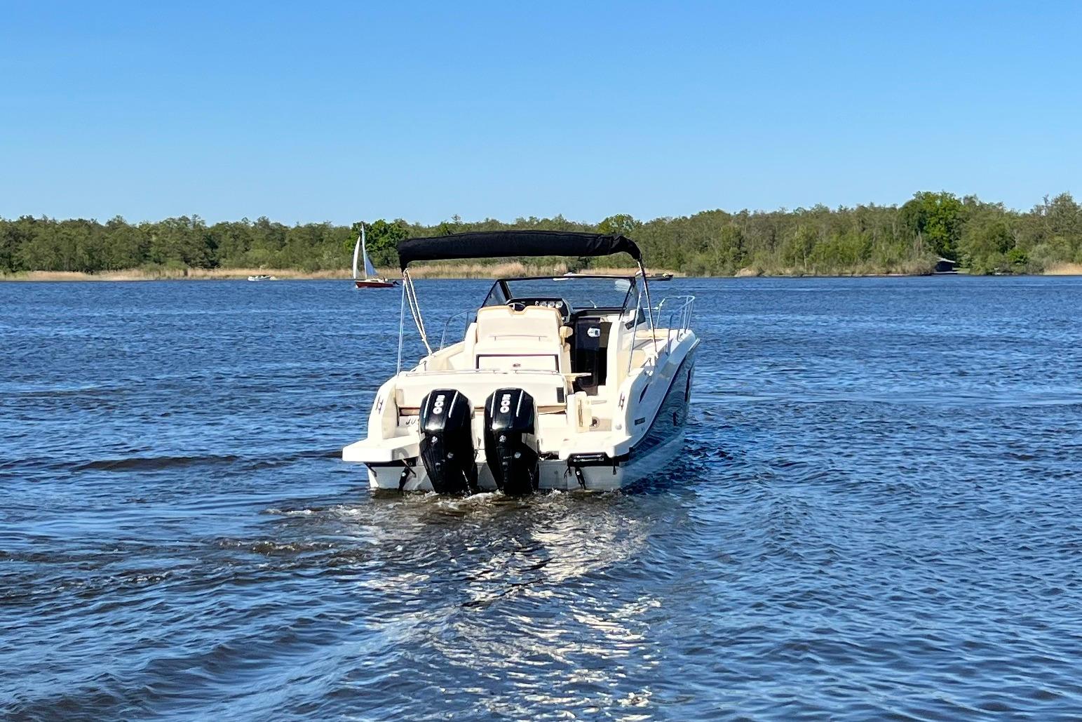 Quicksilver Activ 875 Sundeck