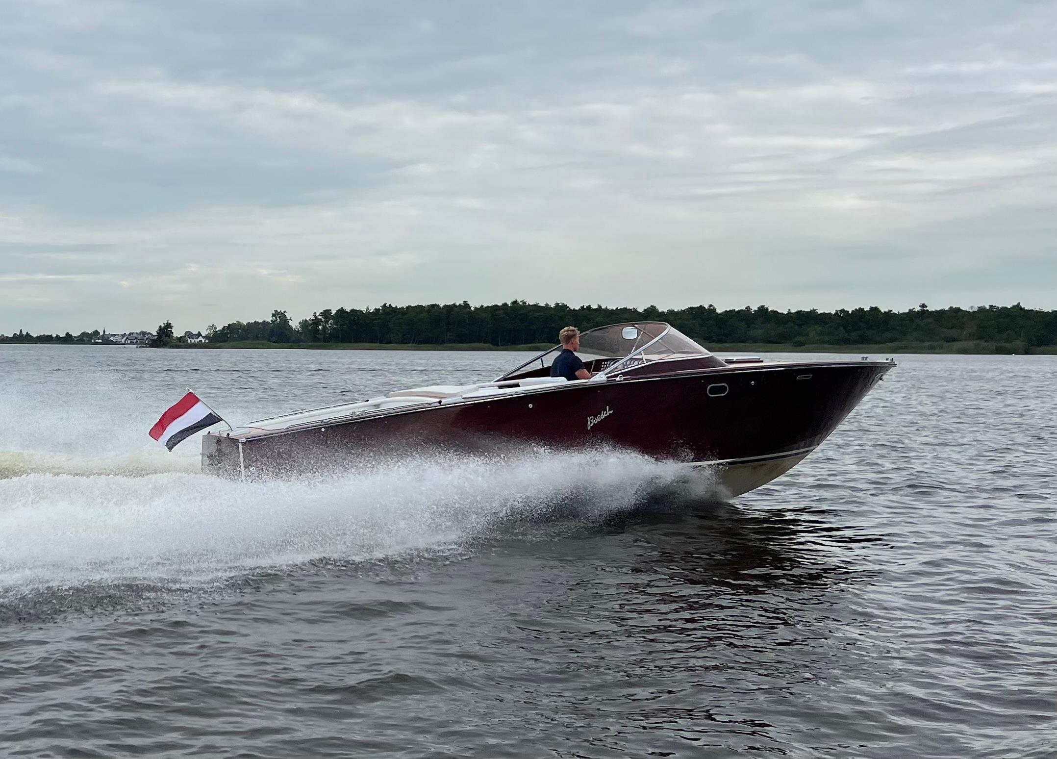 Boesch 850 Runabout Deluxe