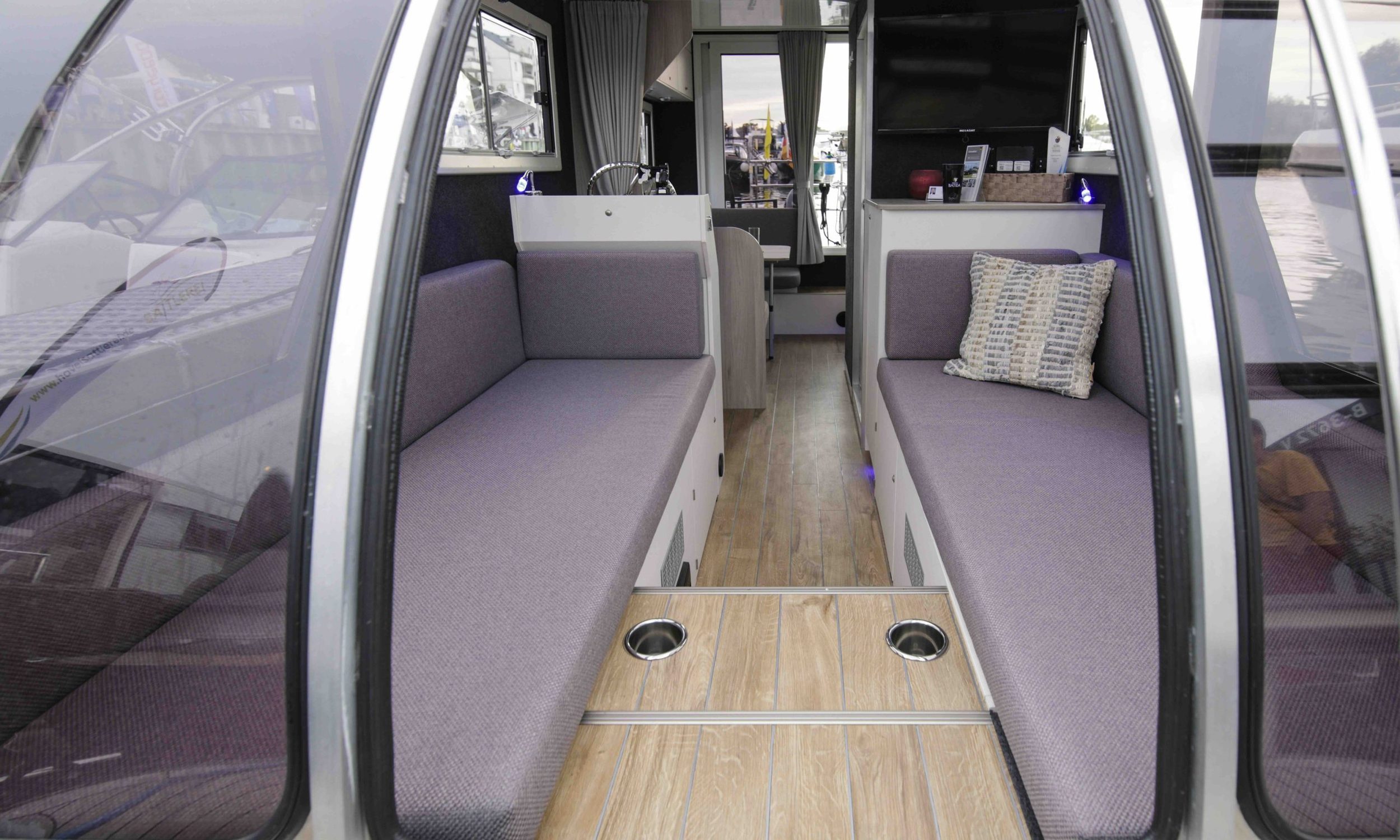 Caravanboat DepartureOne M