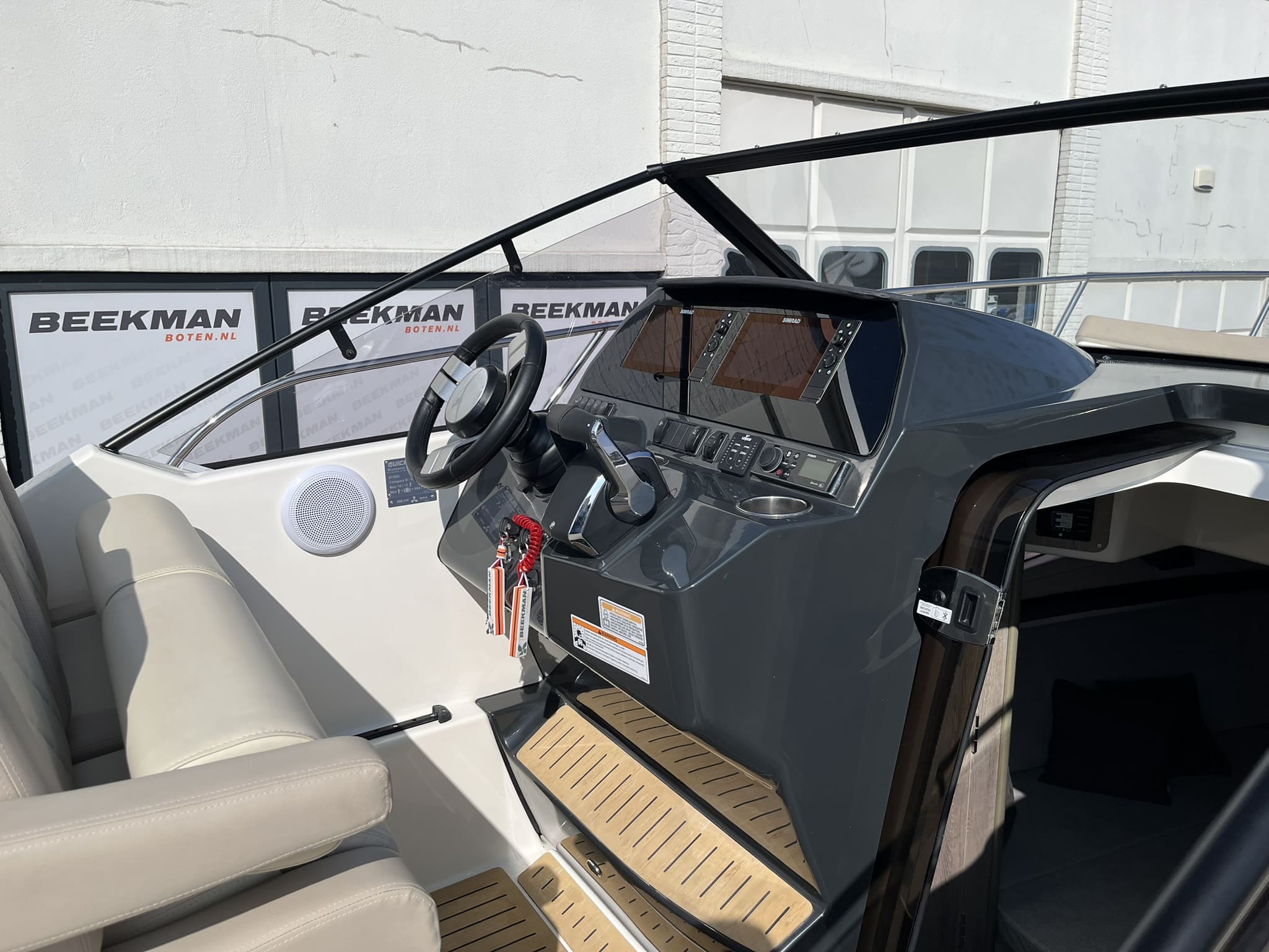 Quicksilver 875 Sundeck