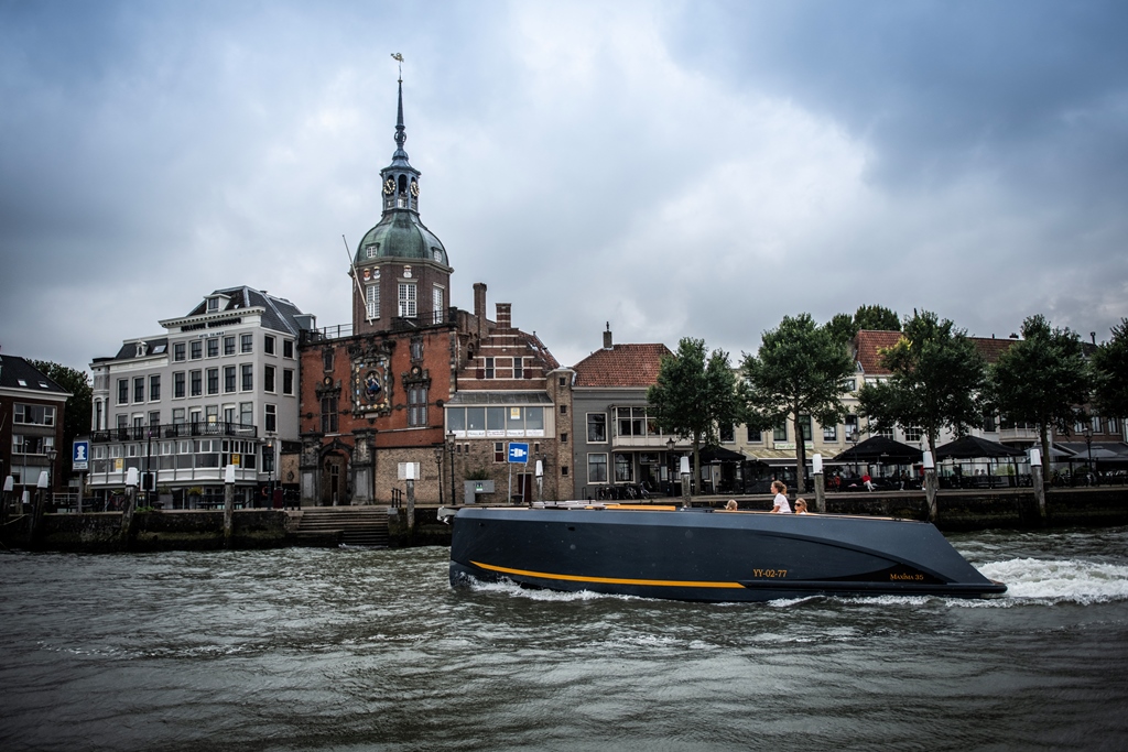 Maxima Boats 35