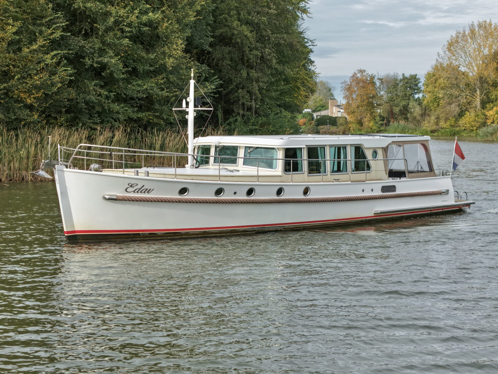 Serious Yachts Gently Low Bridge 45 Sedan