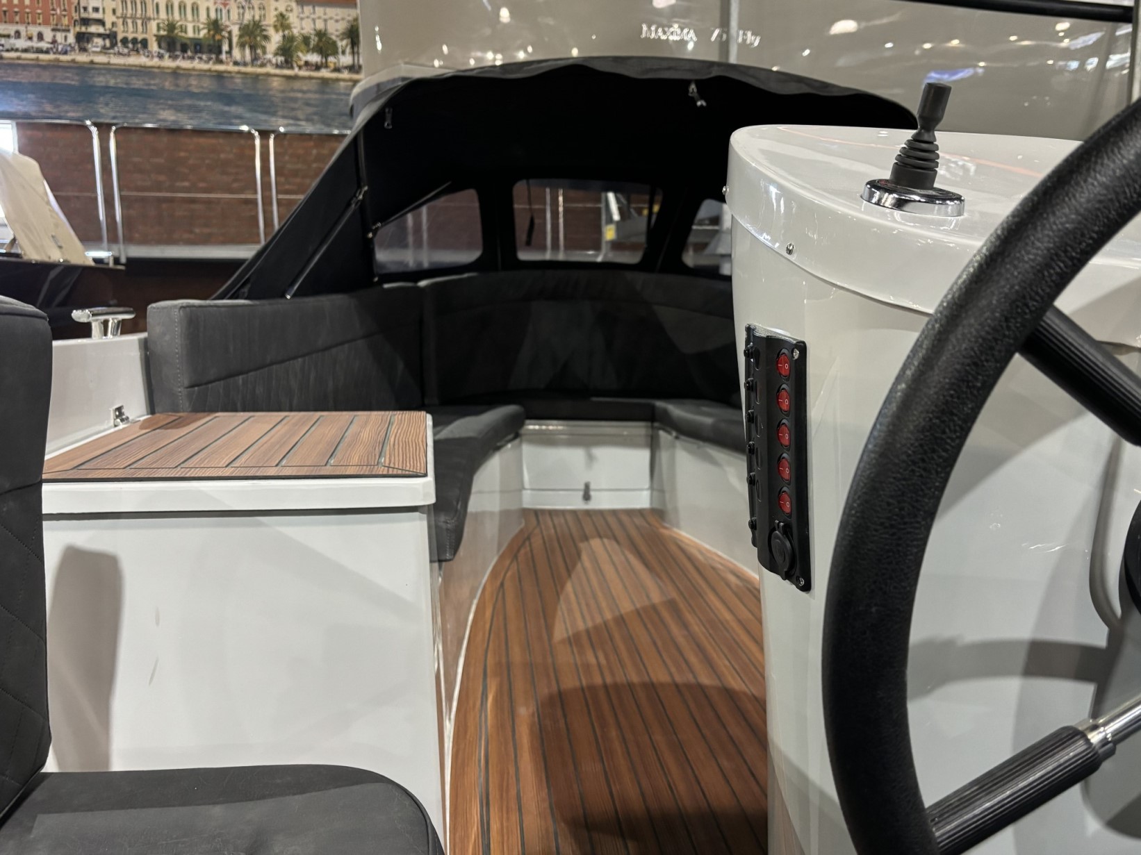 Maxima Boats 650 Flying Lounge in RAL kleur 7038 - op voorraad