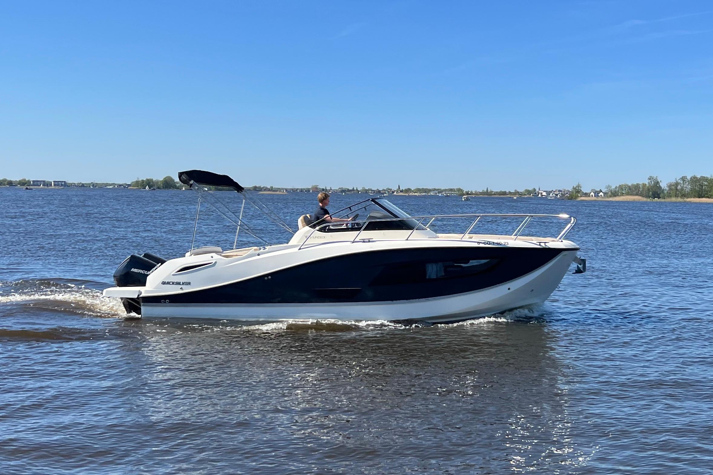 Quicksilver Activ 875 Sundeck