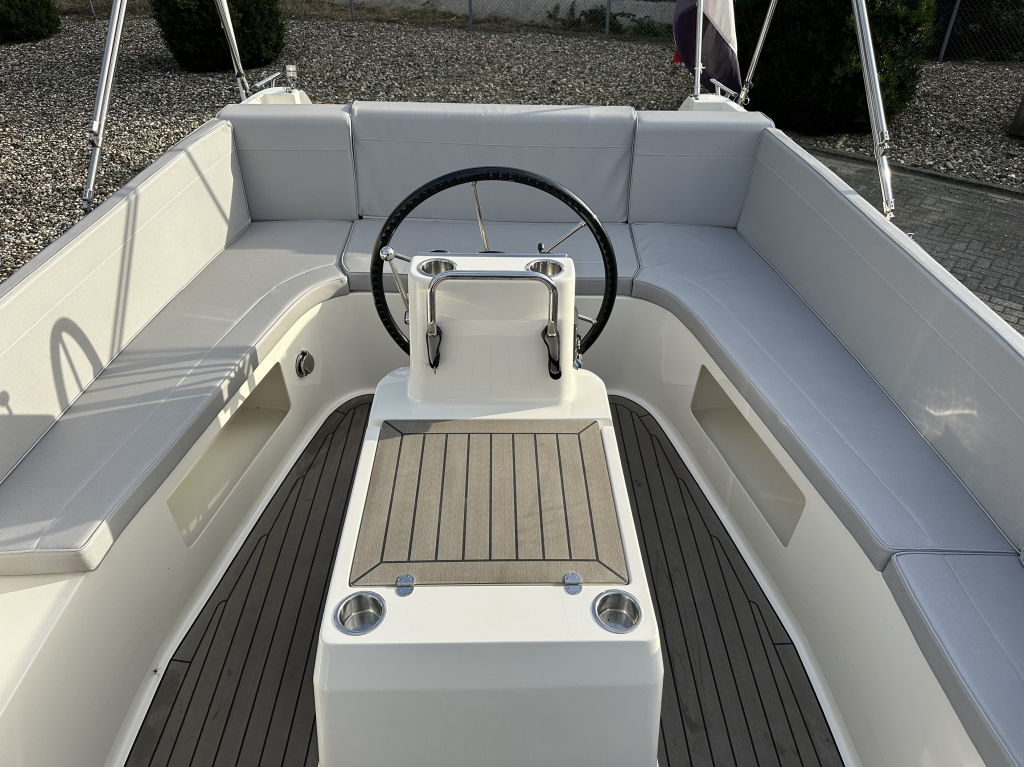 Interboat Intender 820