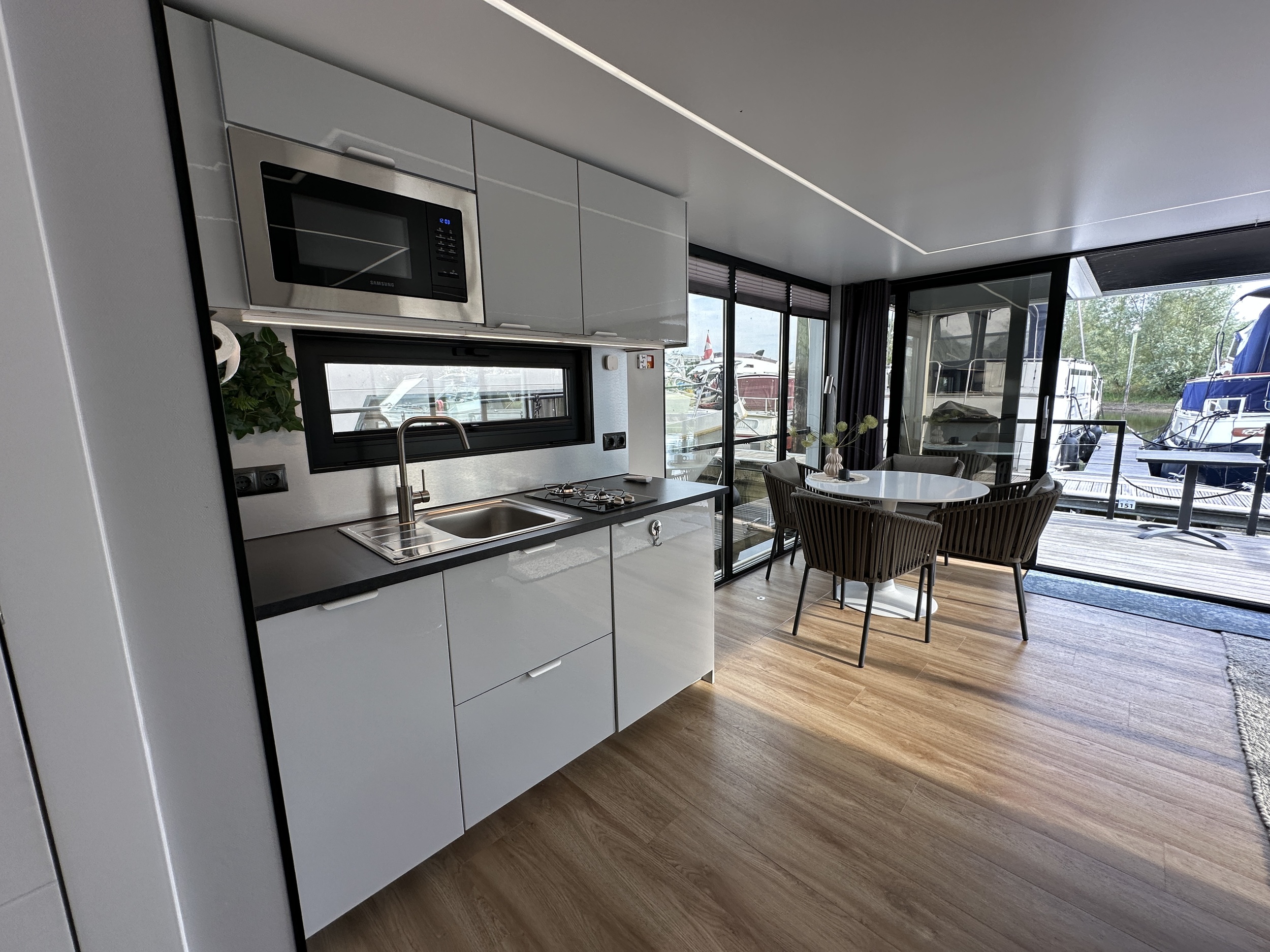 La Mare Houseboat Modern 12