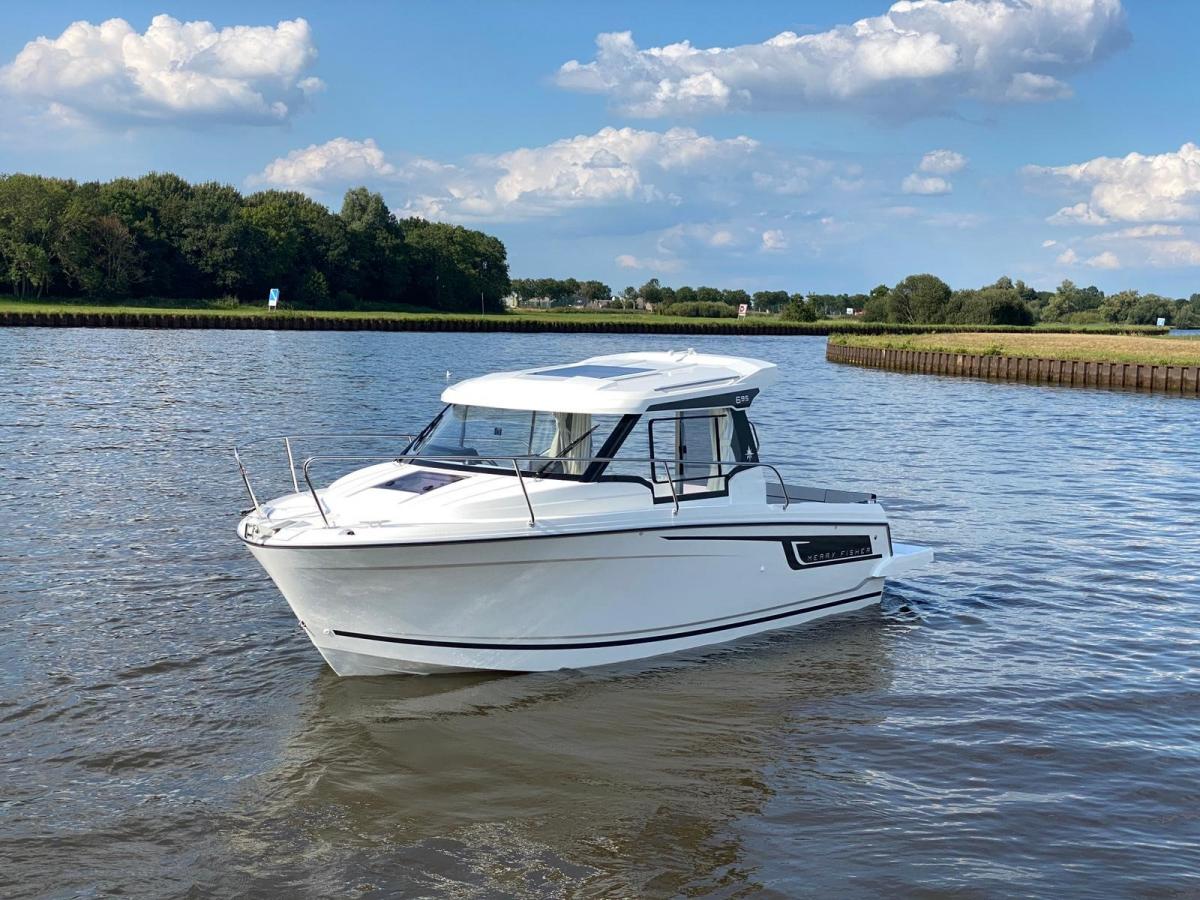 Jeanneau Merry Fisher 695 Serie 2. Deze prachtige boot is aanwezig op de Suzuki stand van hiswa te water 2026.