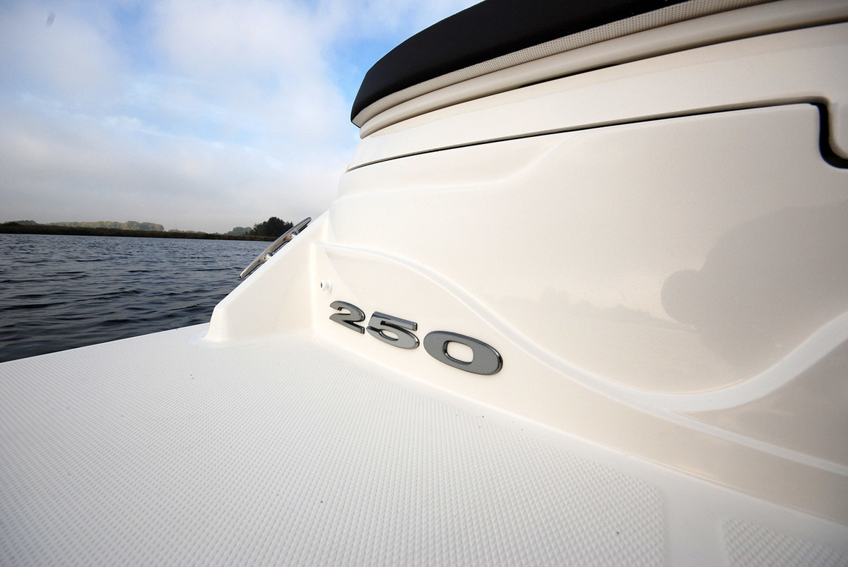 Sea Ray Sun Sport 250