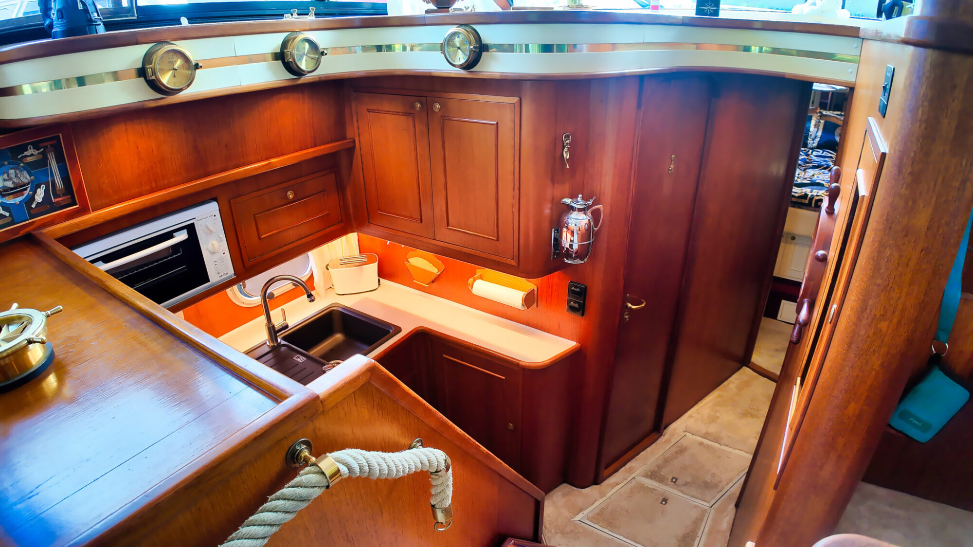 Neptunus 138 / 46 Flybridge Sedan
