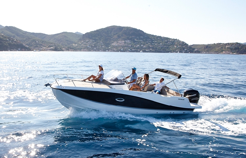 Quicksilver Activ 755 Sundeck