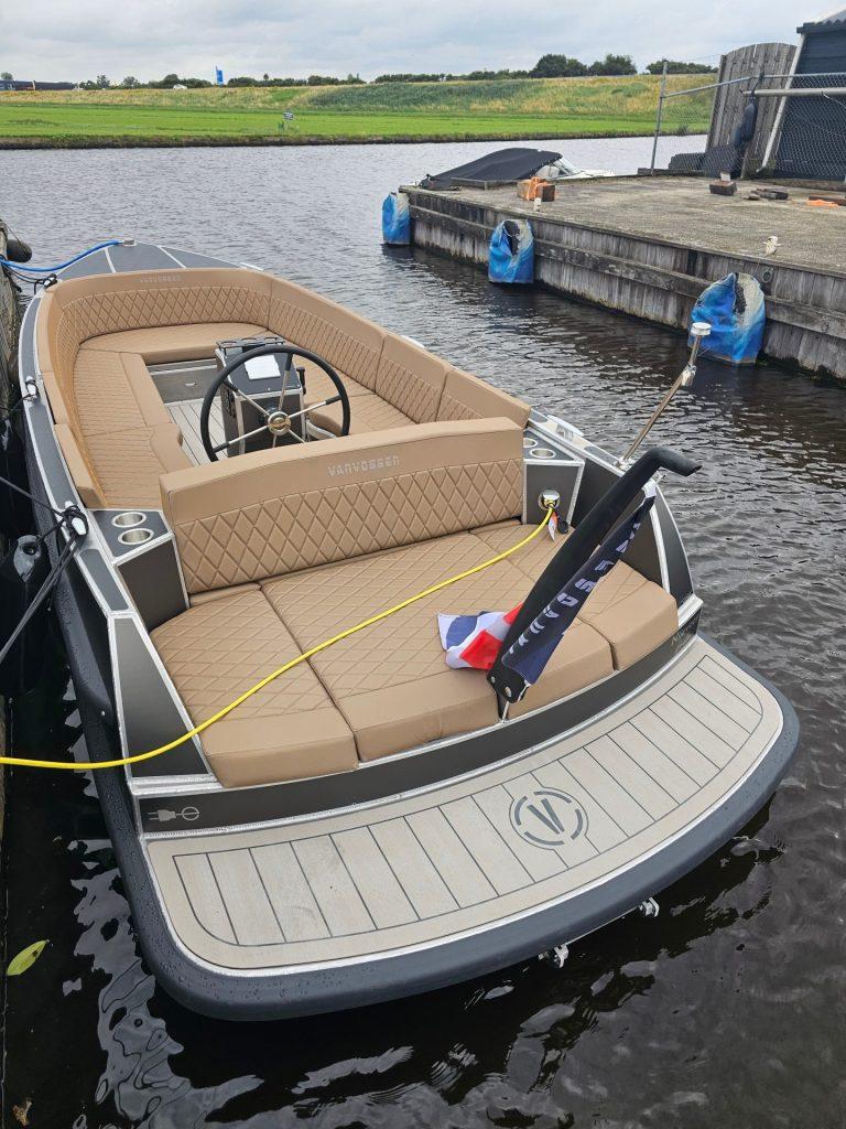 Van Vossen Plugin E tender 595 DE GROOTSTE SLOEPENSHOWROOM VAN NEDERLAND