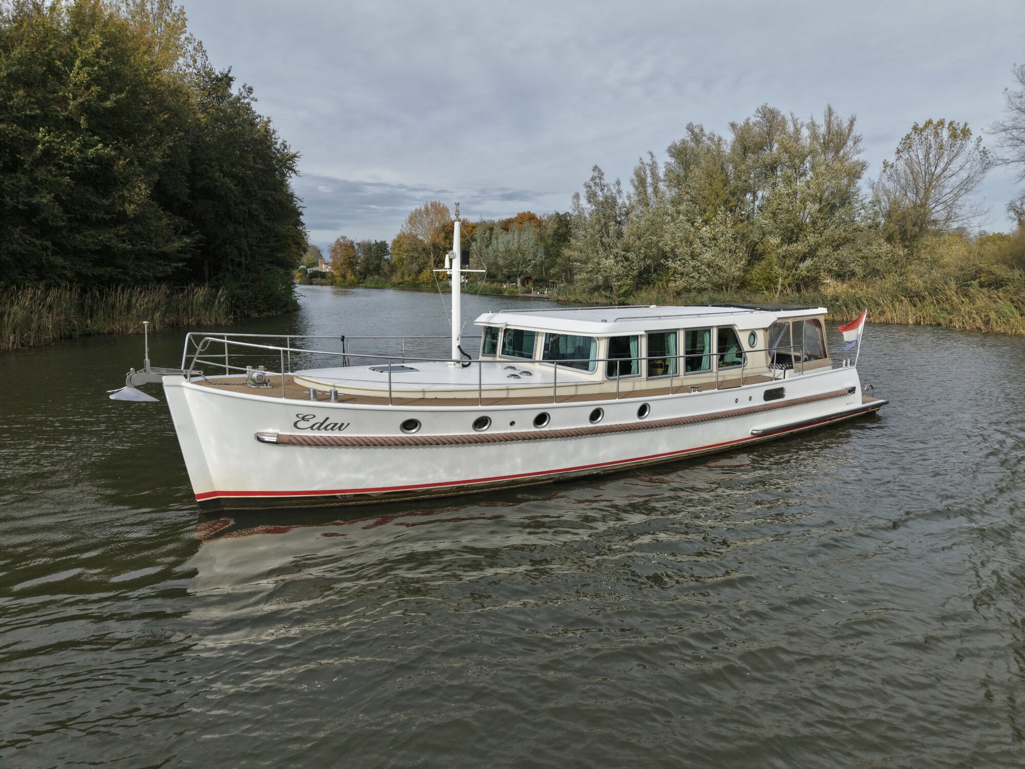 Serious Yachts Gently Low Bridge 45 Sedan