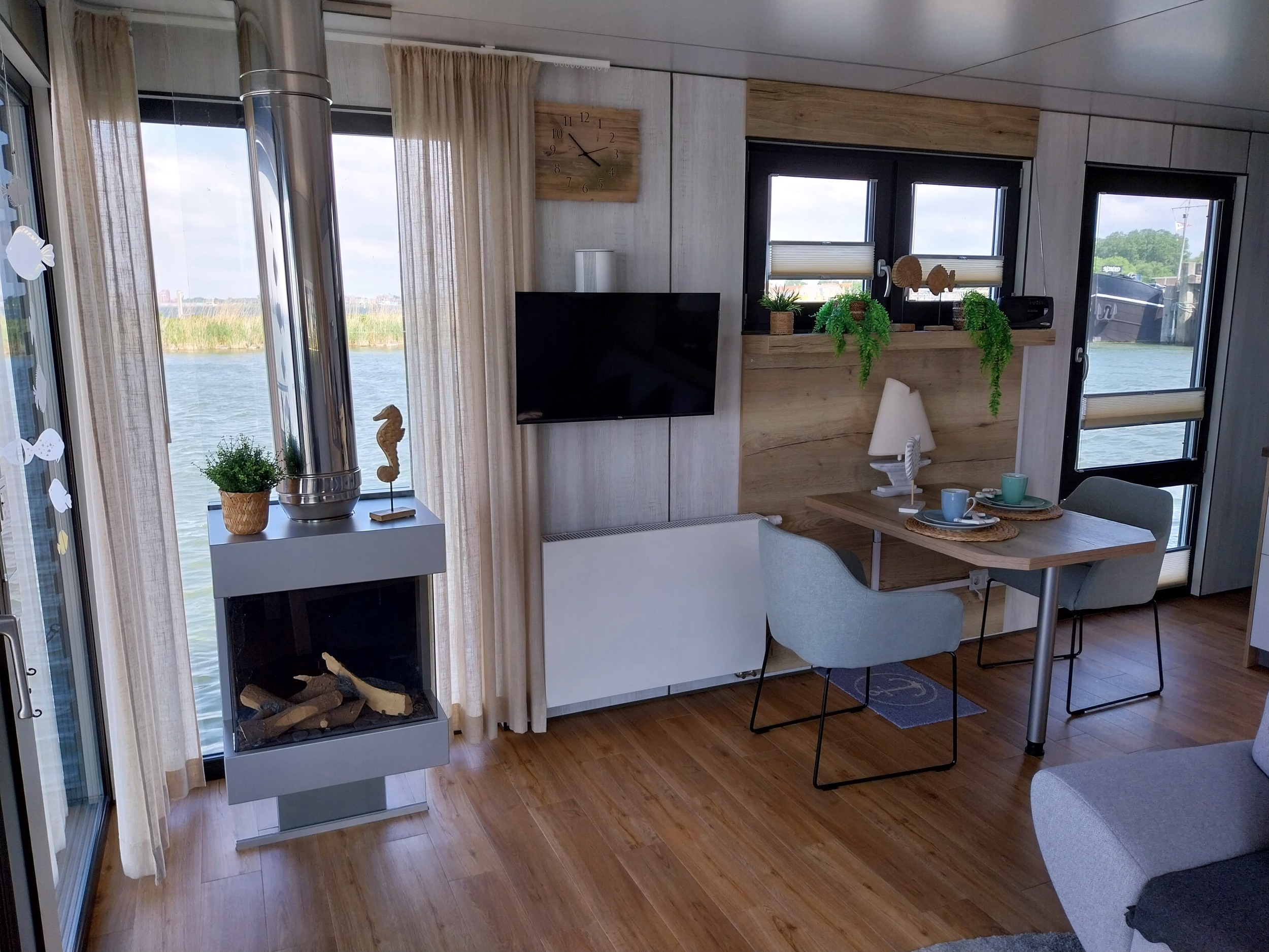 HT4 Houseboat Lelystad Ligplaats