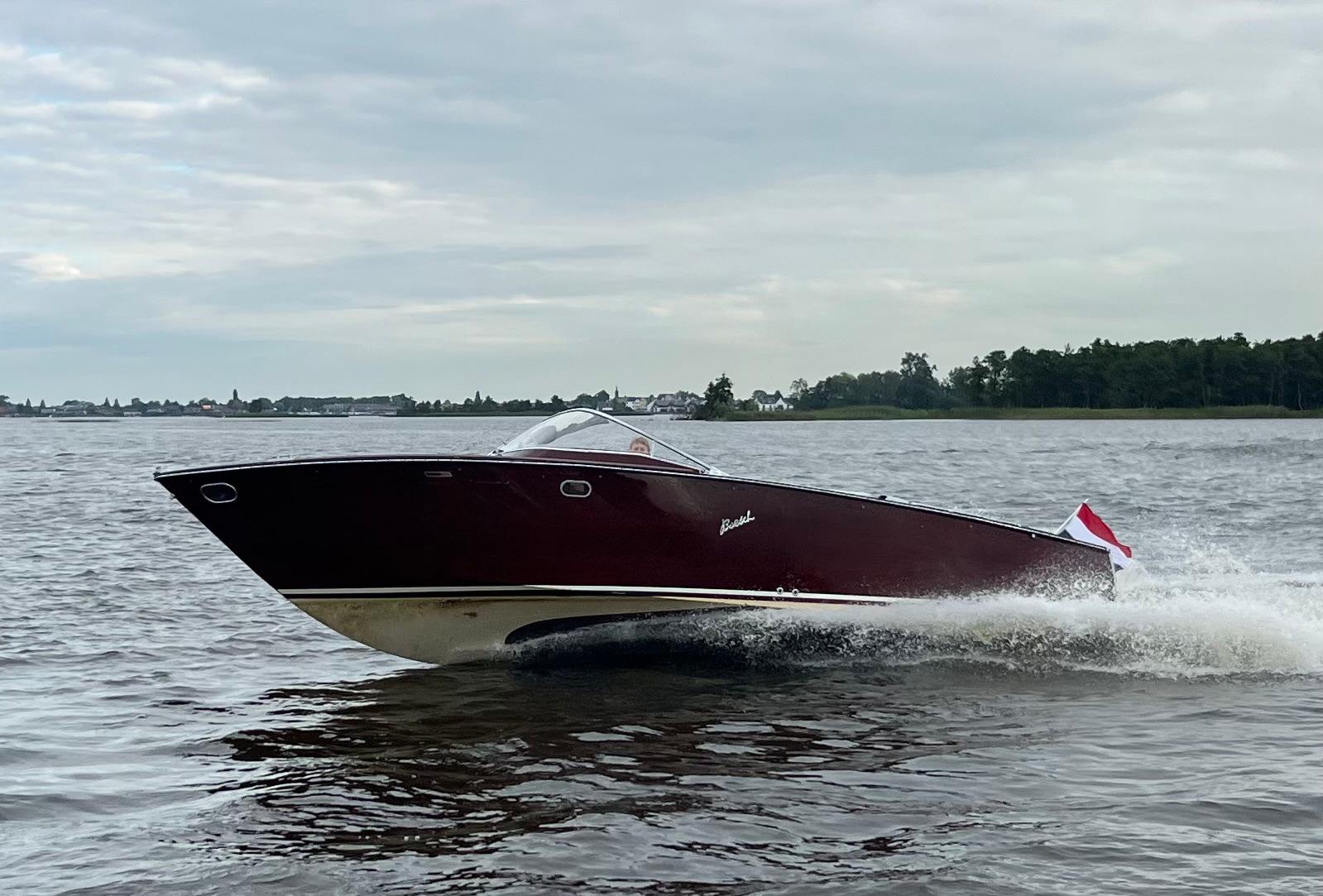 Boesch 850 Runabout Deluxe