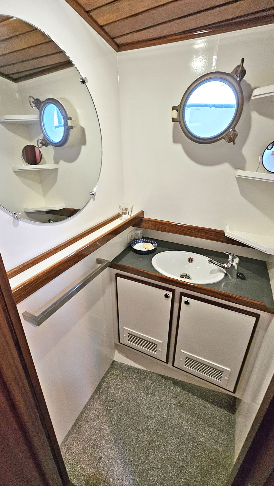 ex Patrouille vaartuig / Varend Woonschip 18.26 met UBC