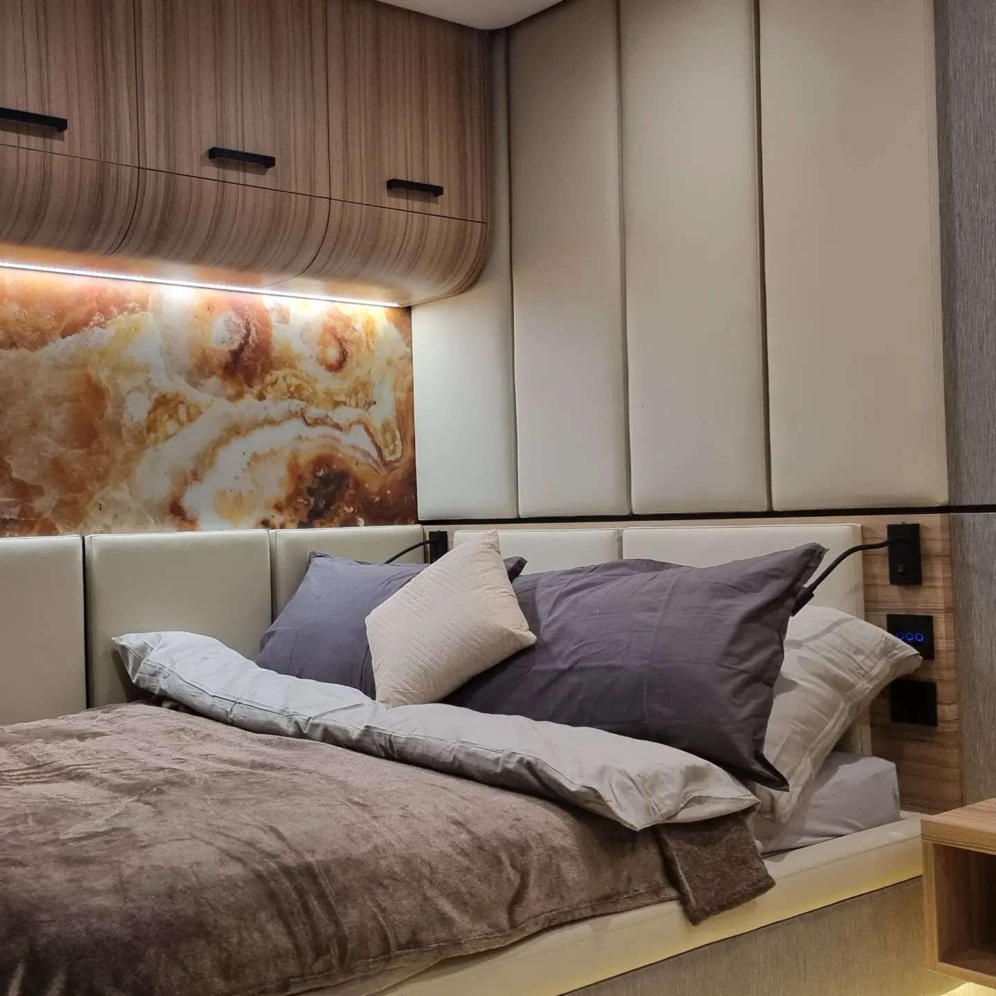 Perla Houseboat E-vision 42