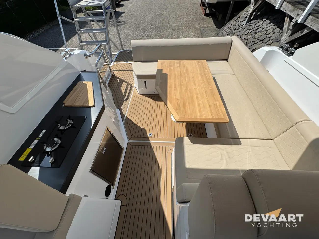 Sealine S335