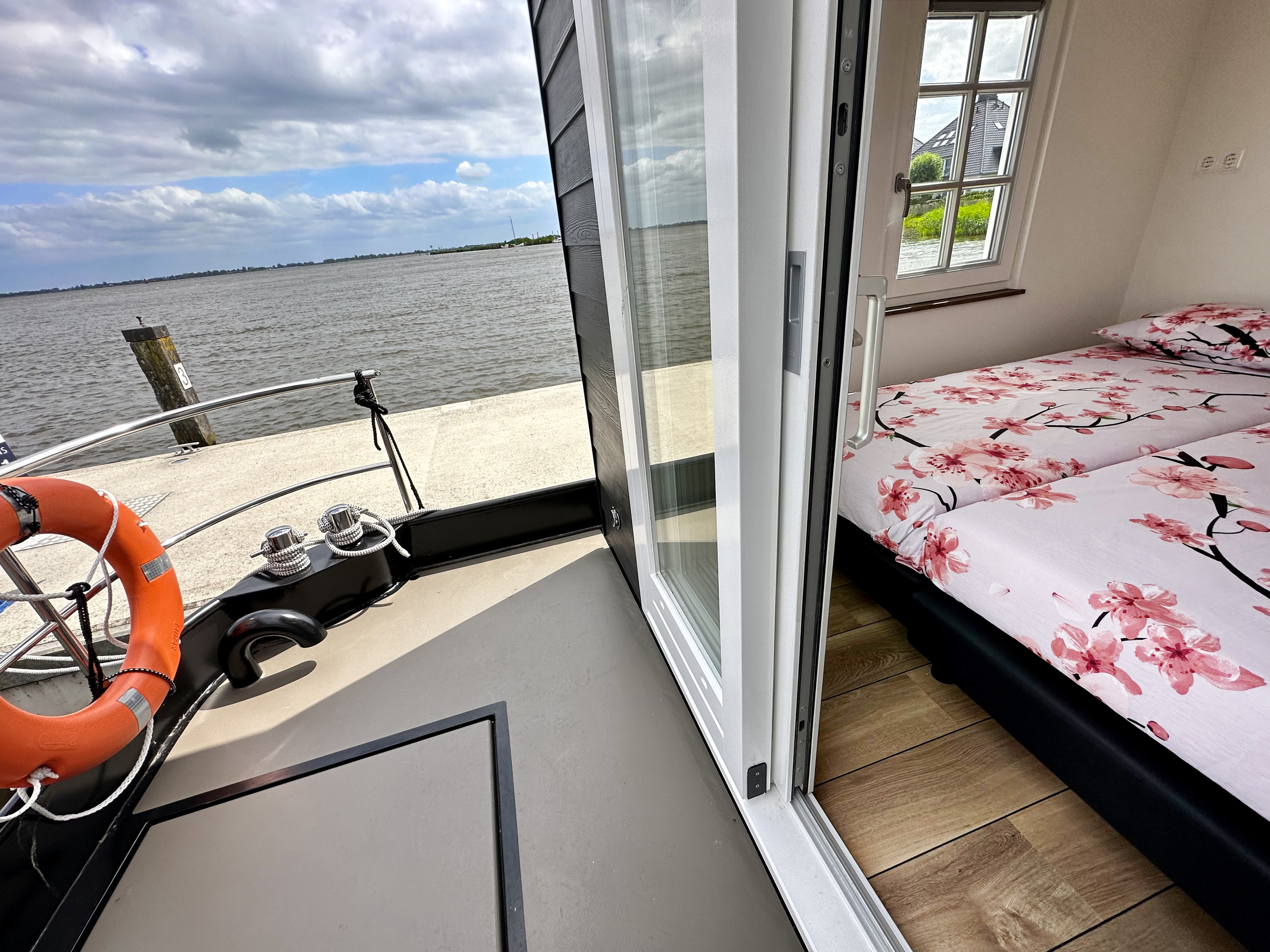HOMESHIP VaarChalet 1250D Luxe Houseboat