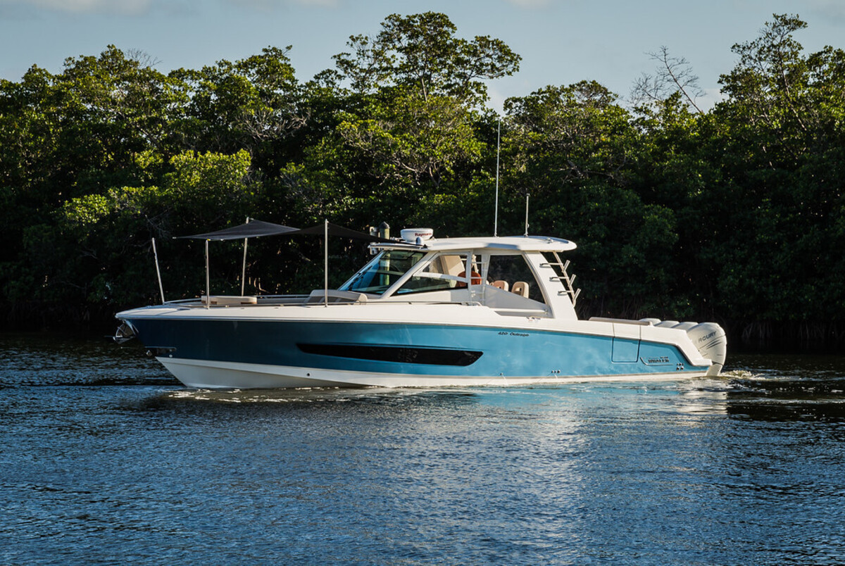 Boston Whaler 420 Outrage