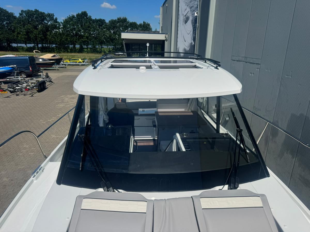 Jeanneau Merry Fisher 895 serie 2. Dit schip is aanwezig op de Yamaha stand van hiswa te water 2026.