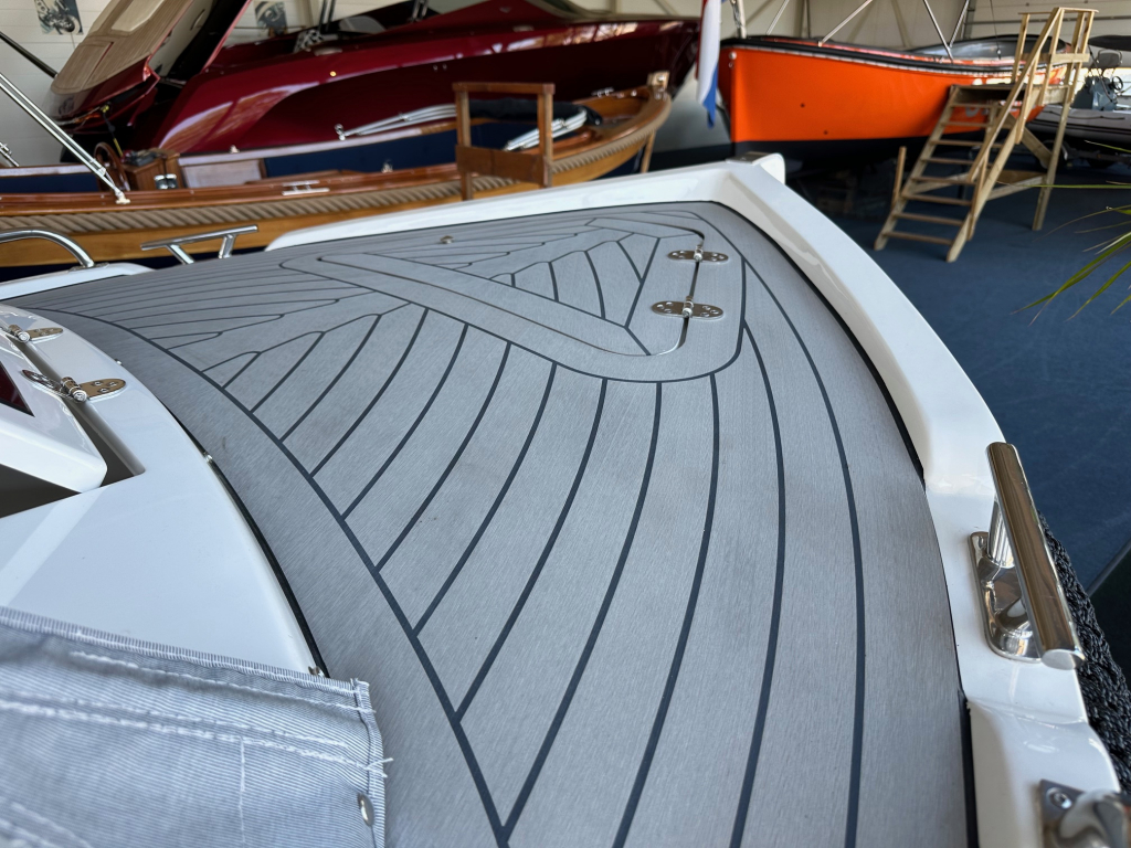 Interboat Intender 820