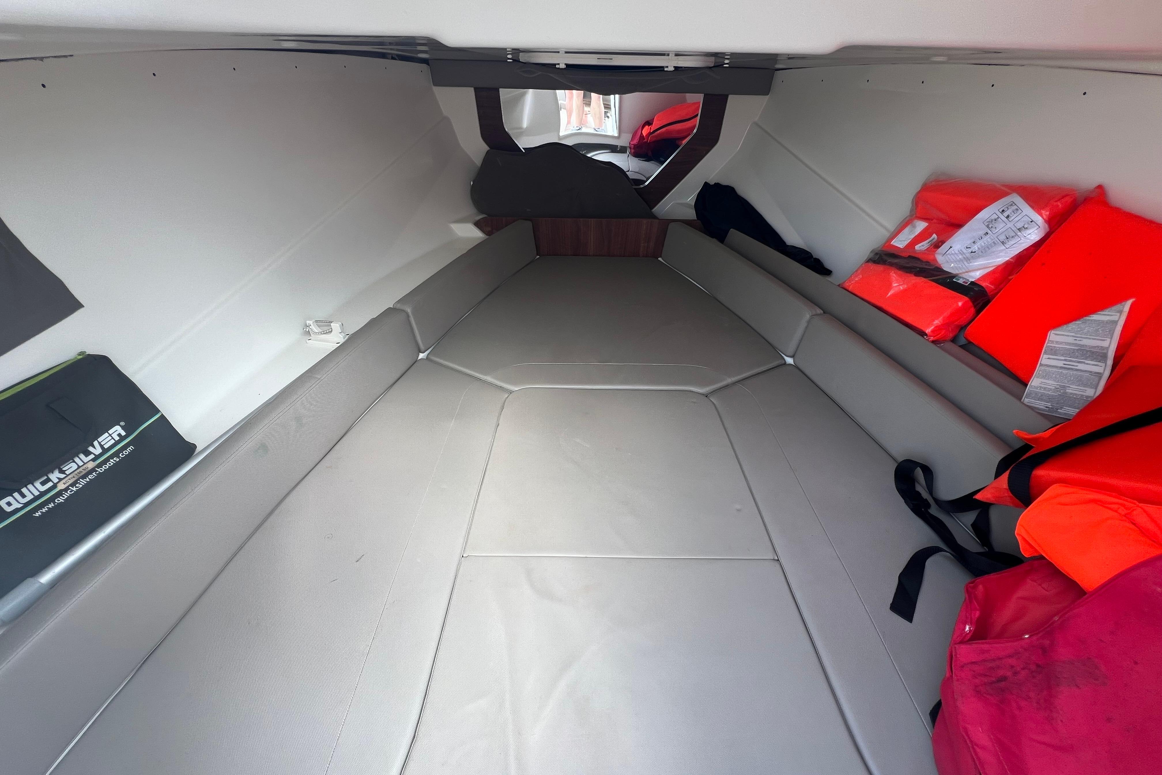 Quicksilver Activ 755 Sundeck