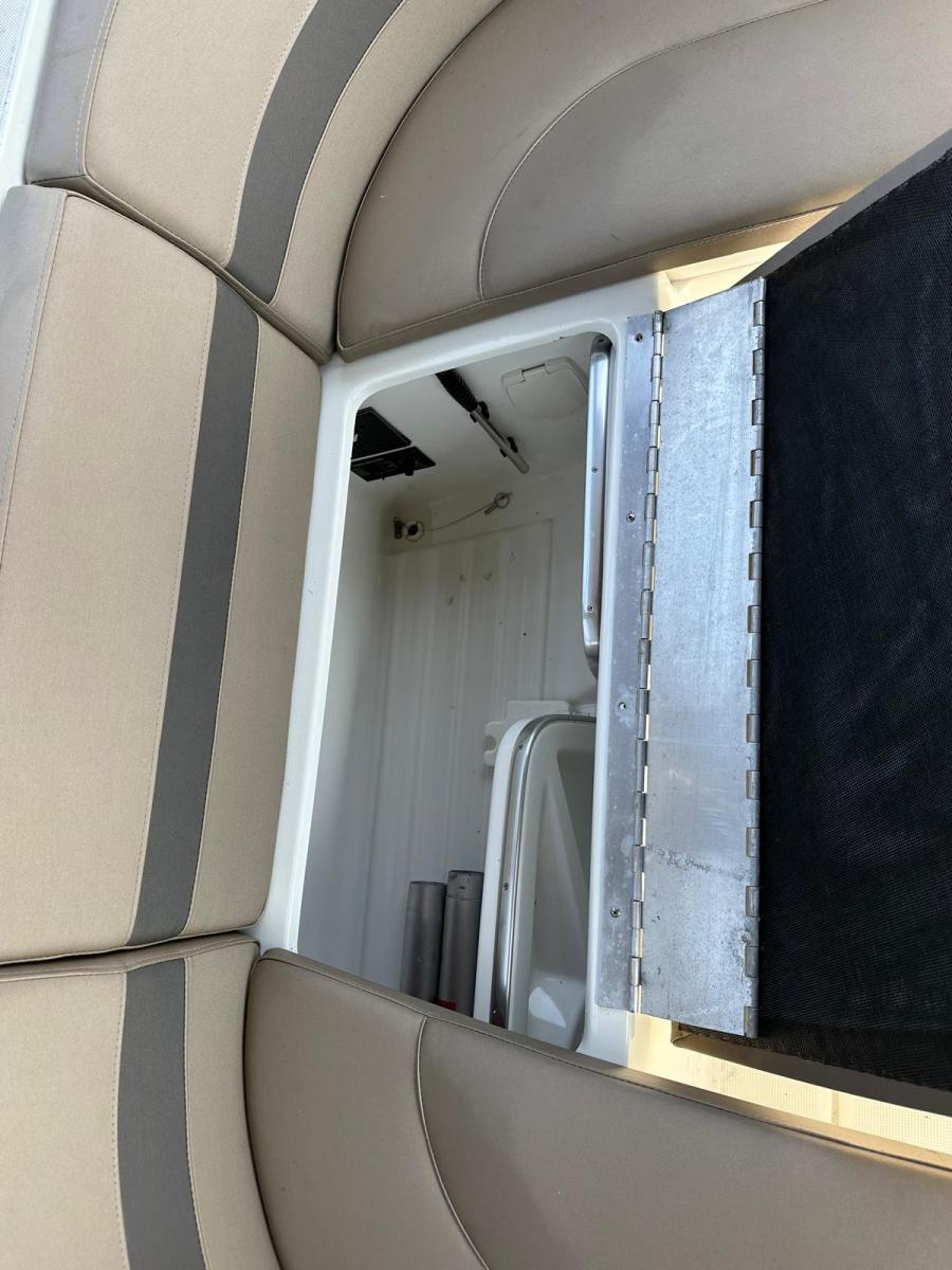 Formula F-280 SS Cuddy cabin