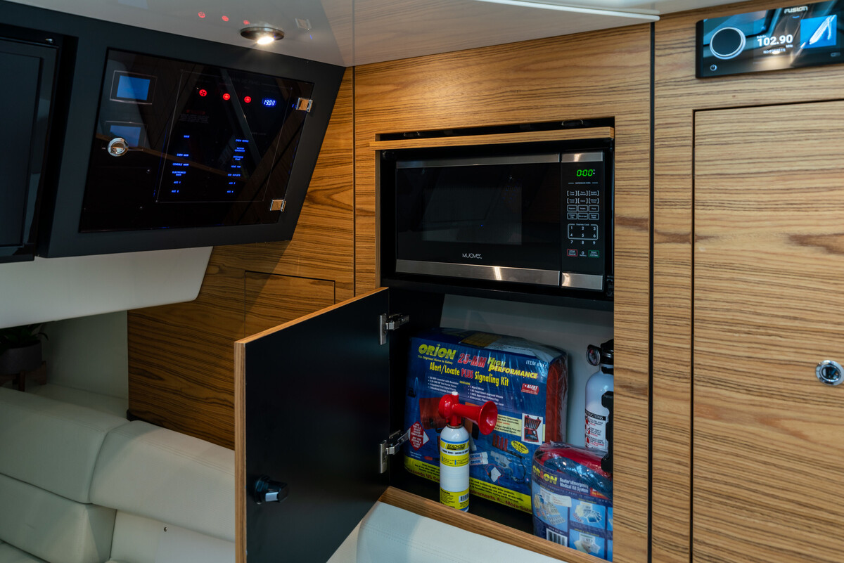 Boston Whaler 380 Realm