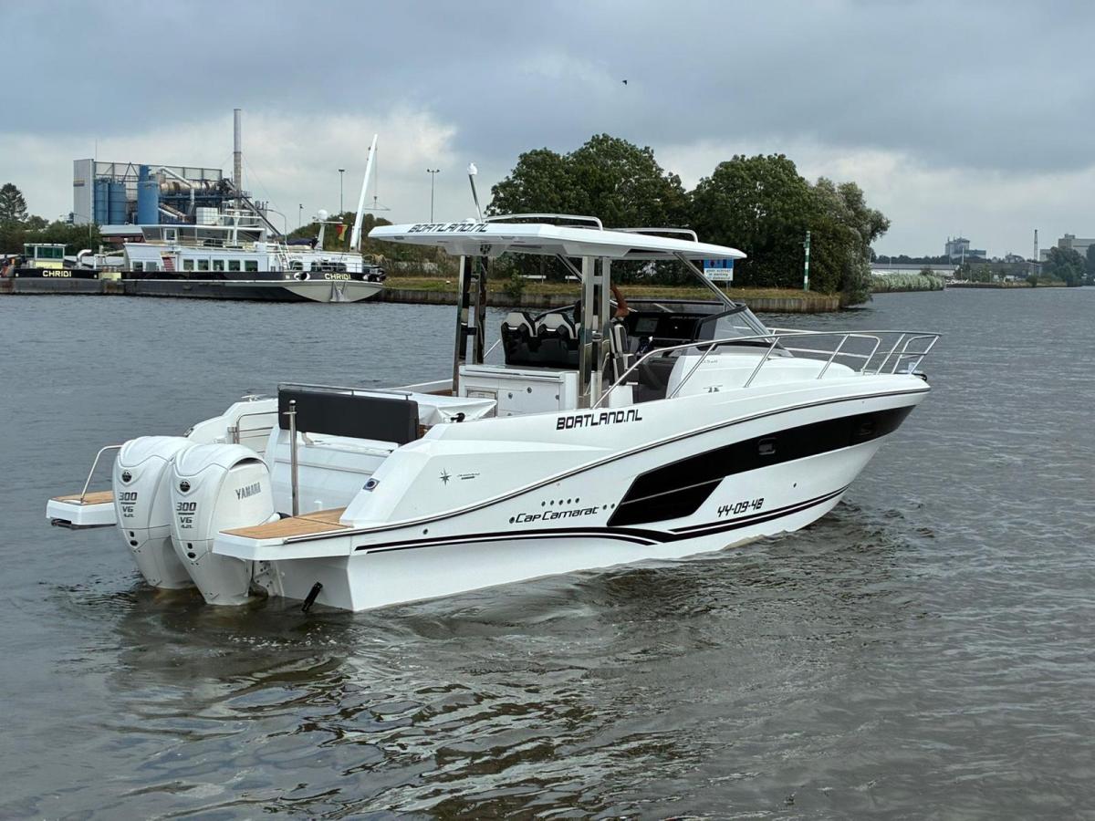 Jeanneau Cap Camarat 10.5 WA S2 op voorraad. Dit schip is aanwezig op de yamaha stand van hiswa te water 2026.