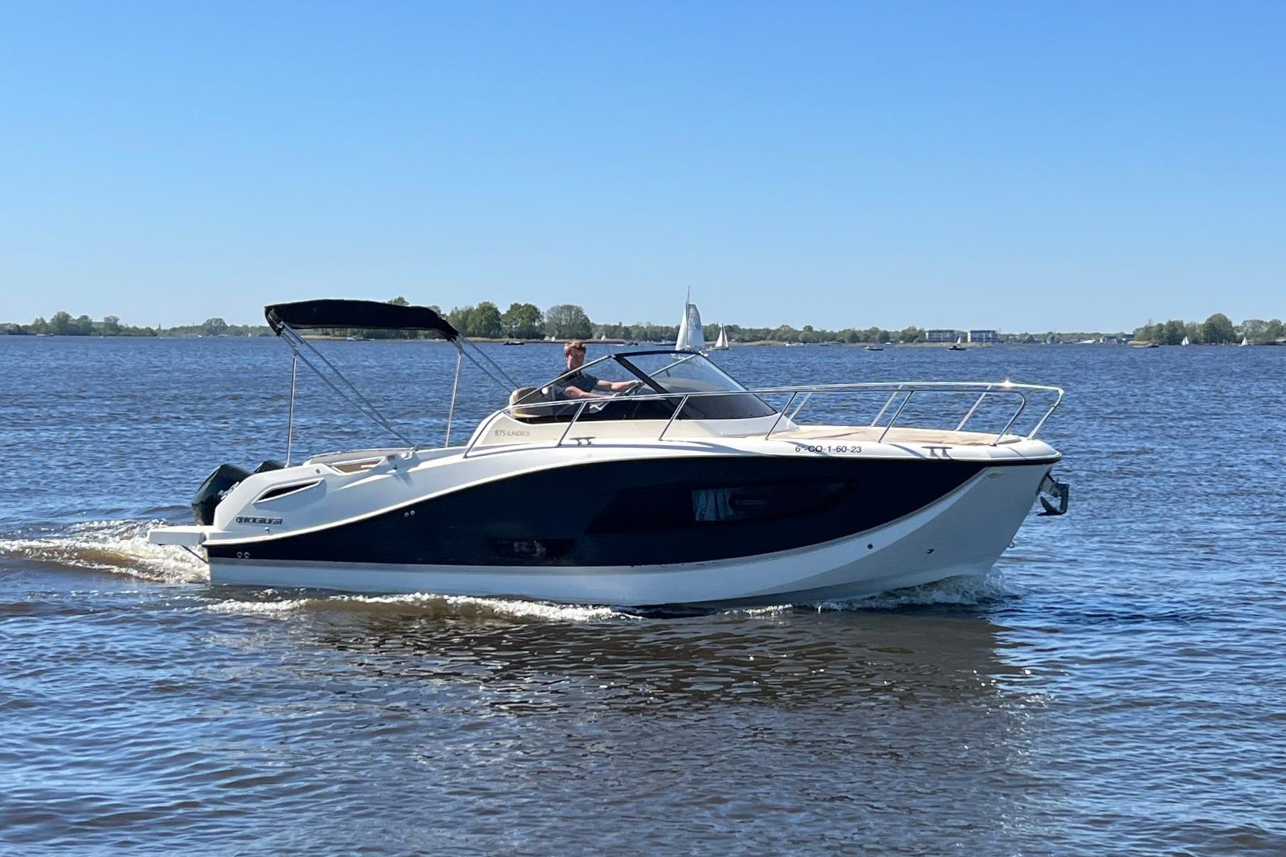 Quicksilver Activ 875 Sundeck