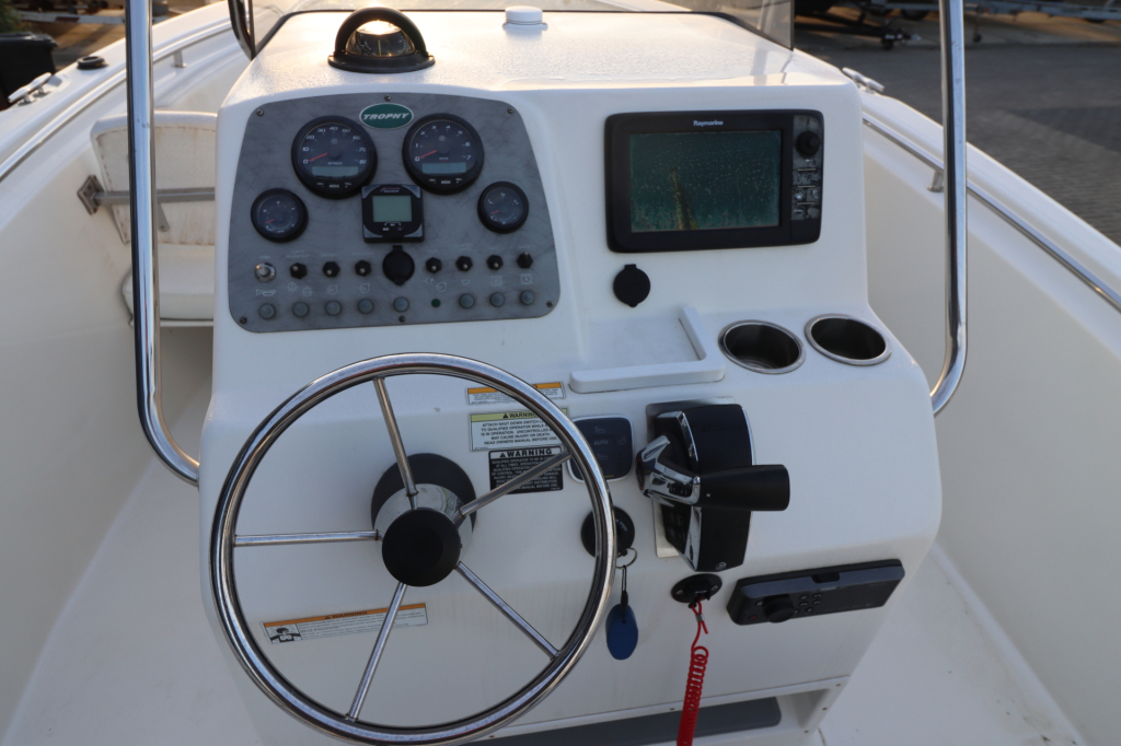 Trophy 2203 Center Console