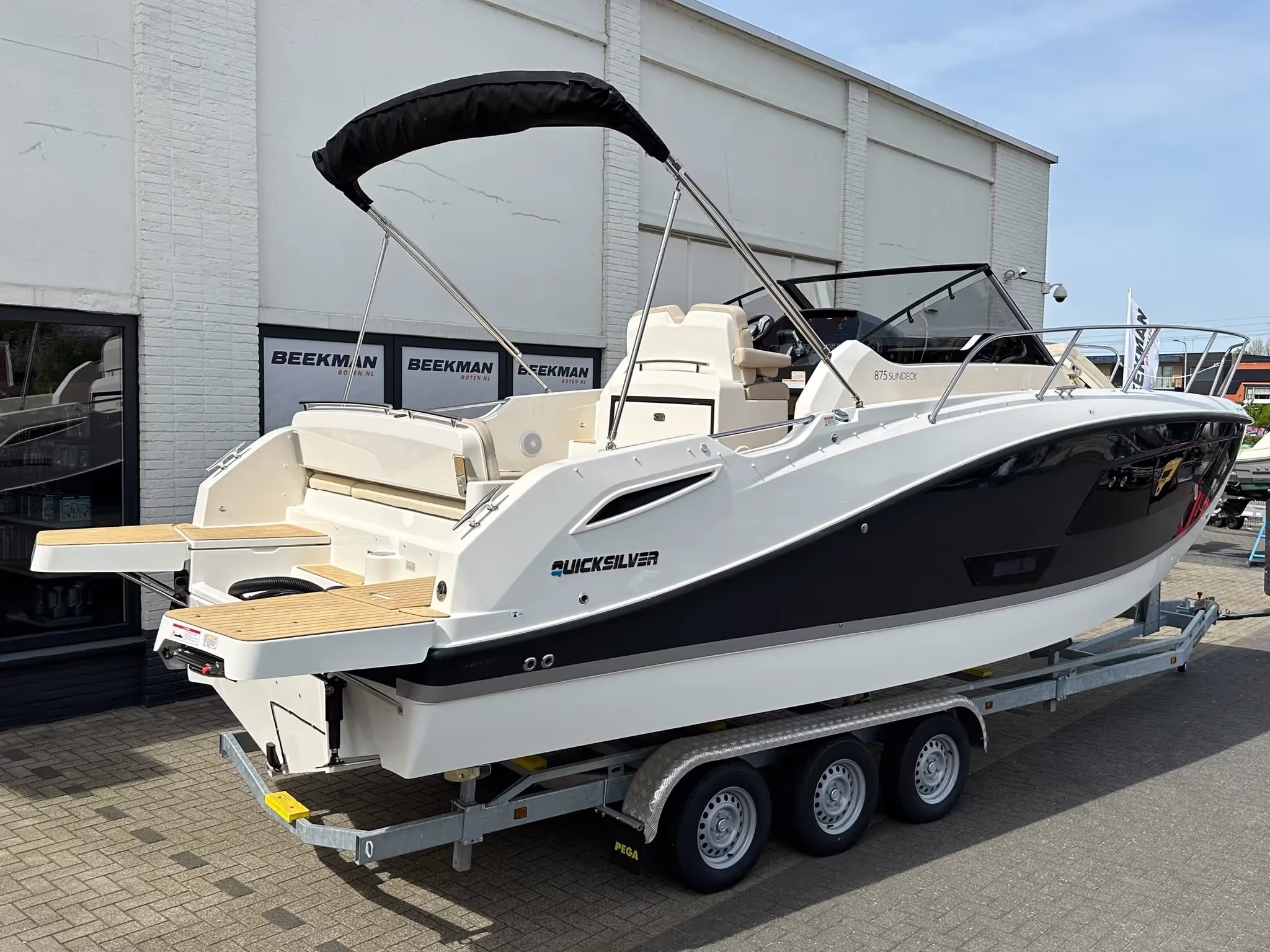 Quicksilver 875 Sundeck