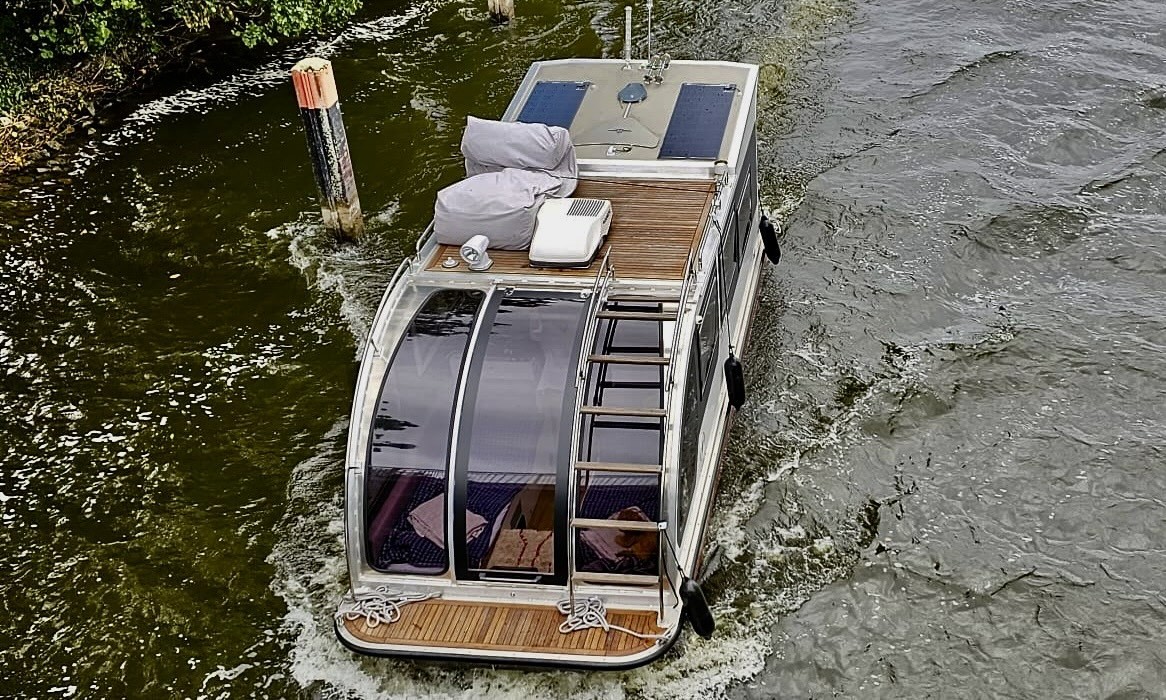 Caravanboat DepartureOne M