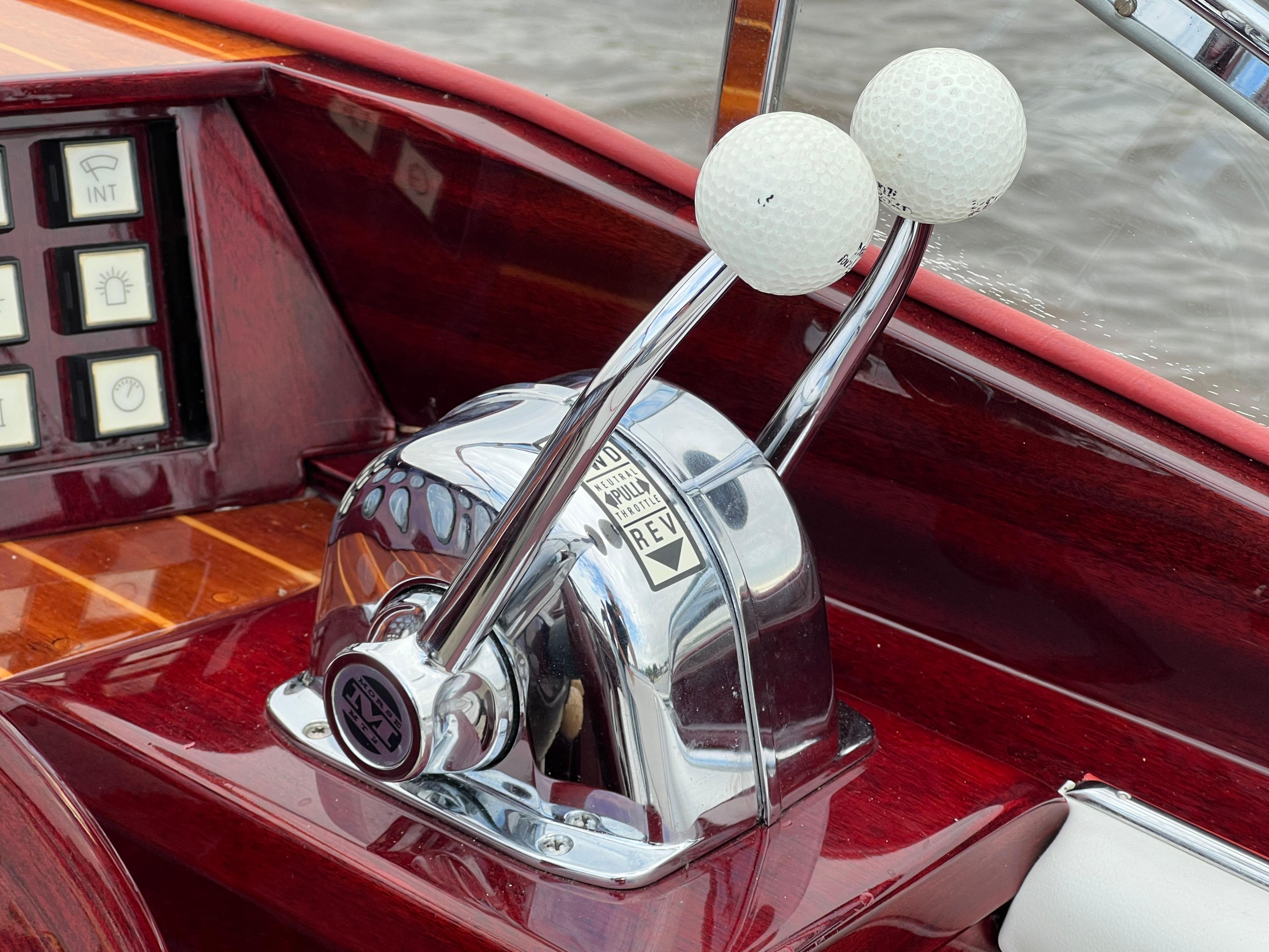 Boesch 850 Runabout Deluxe