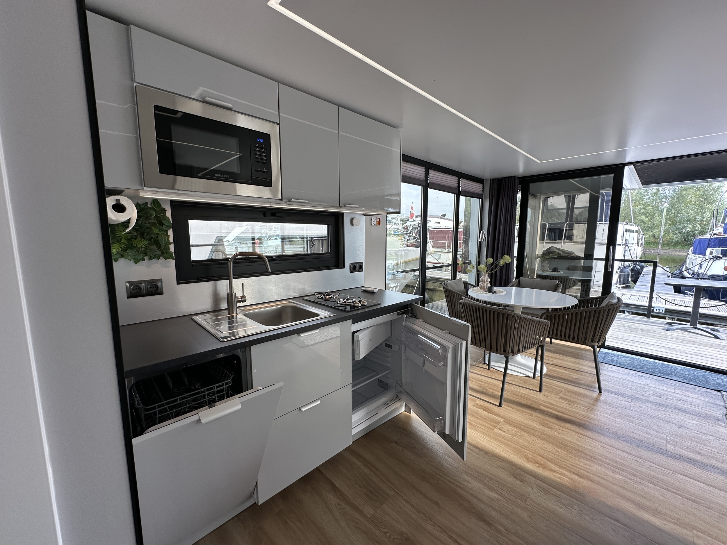La Mare Houseboat Modern 12