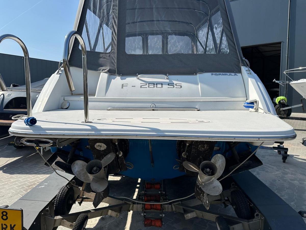 Formula F-280 SS Cuddy cabin