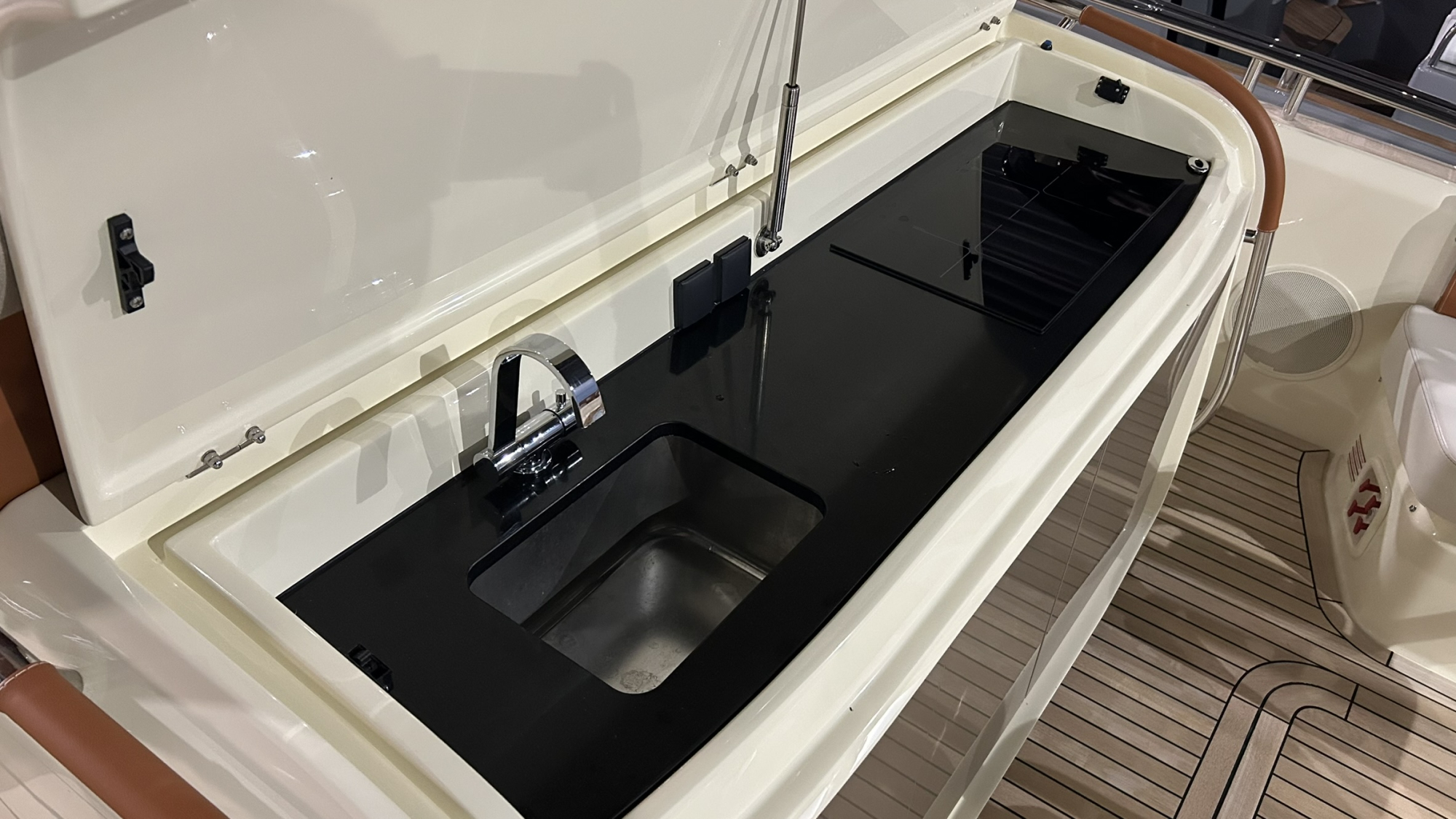 Invictus yachts Invictus GT 370 met 2x Volvo Penta D4 320 pk