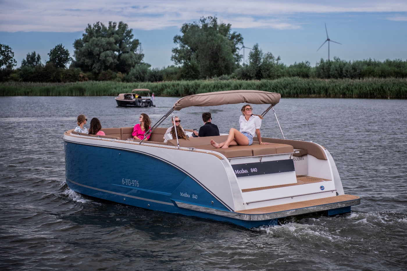 Maxima Boats 840