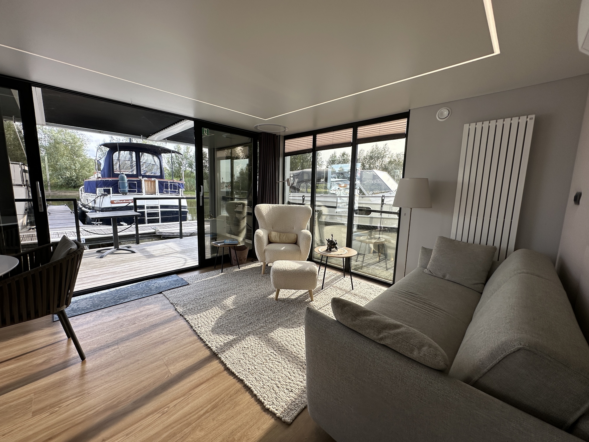 La Mare Houseboat Modern 12
