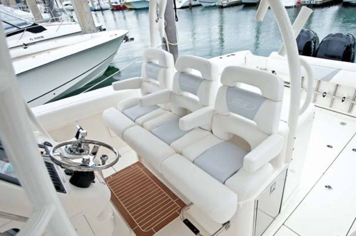 Boston Whaler 380 Outrage