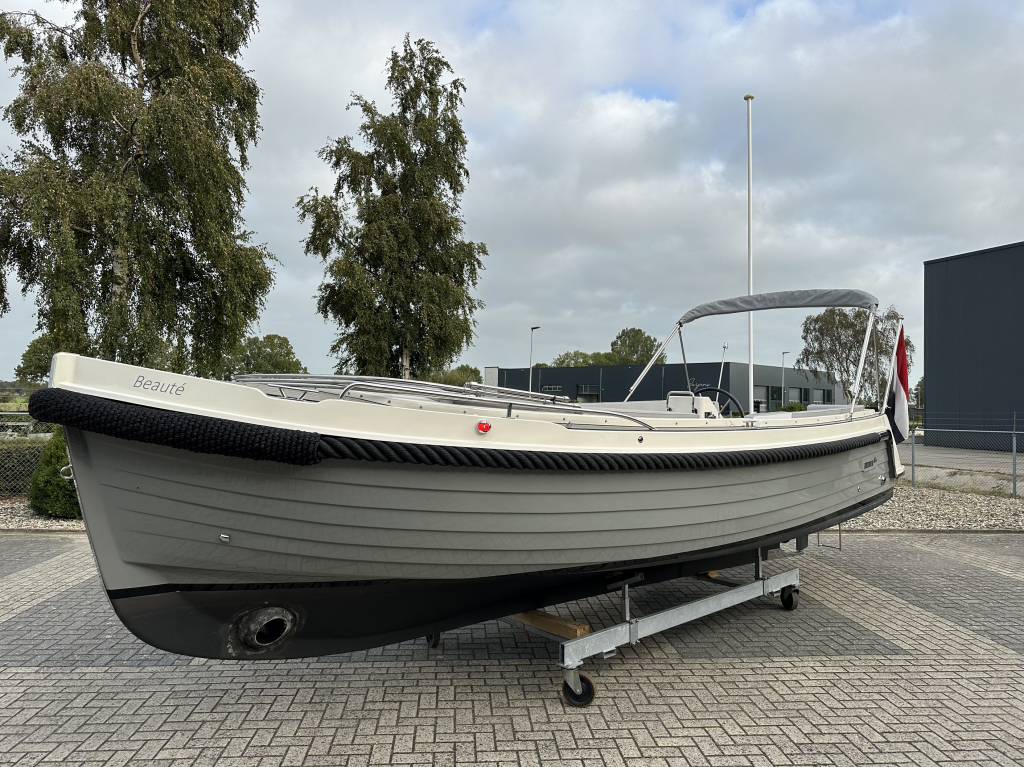 Interboat Intender 820
